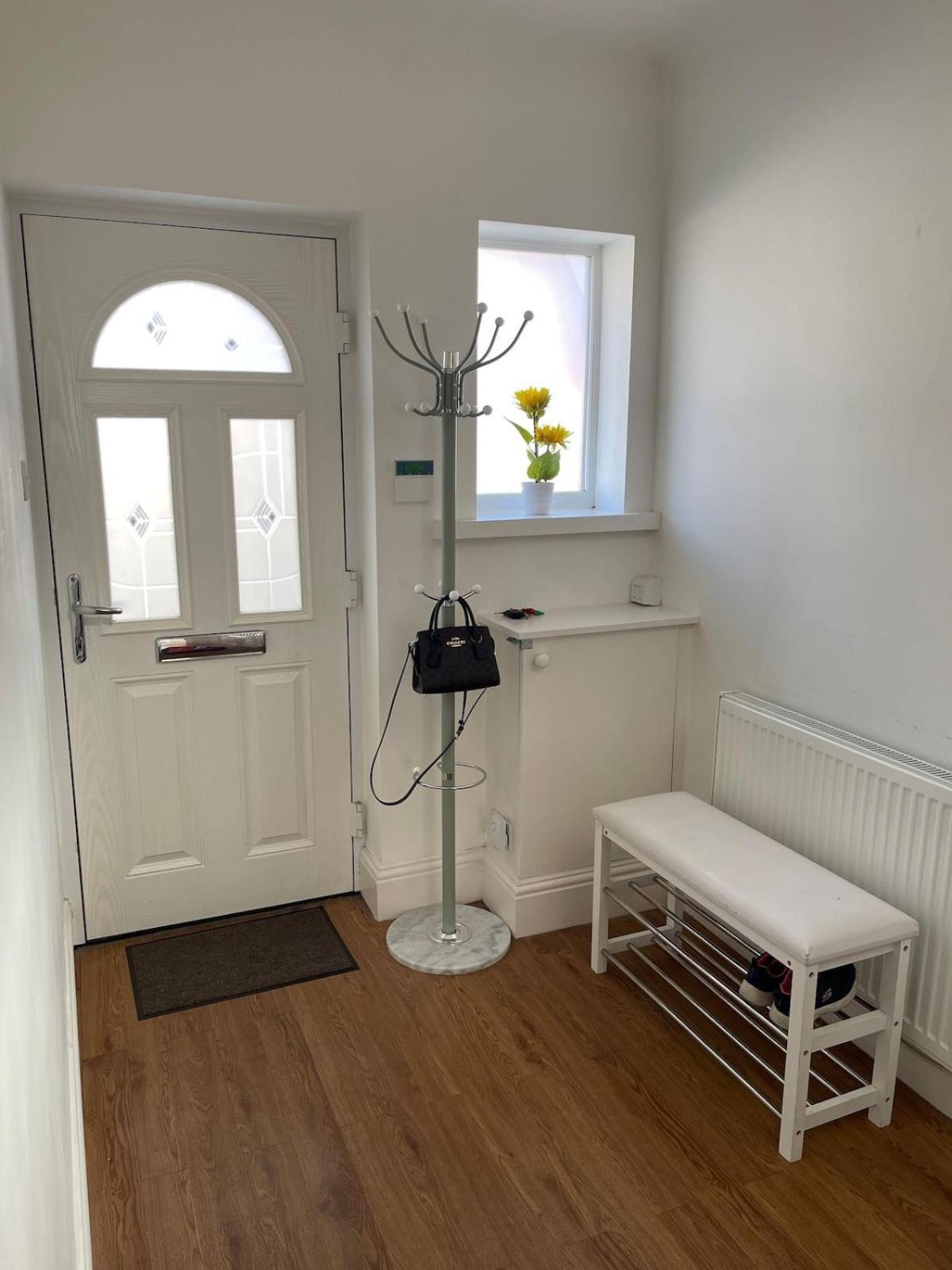 Holiday home Spacious 3 Bed With Driveway *