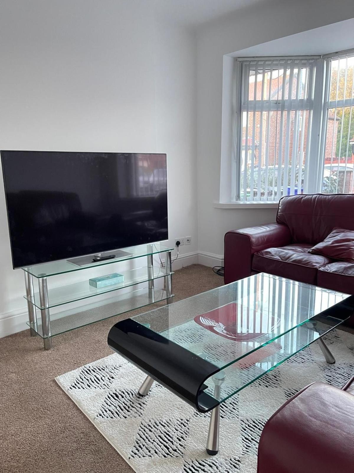 Spacious 3 Bed With Driveway Holiday home Manchester
