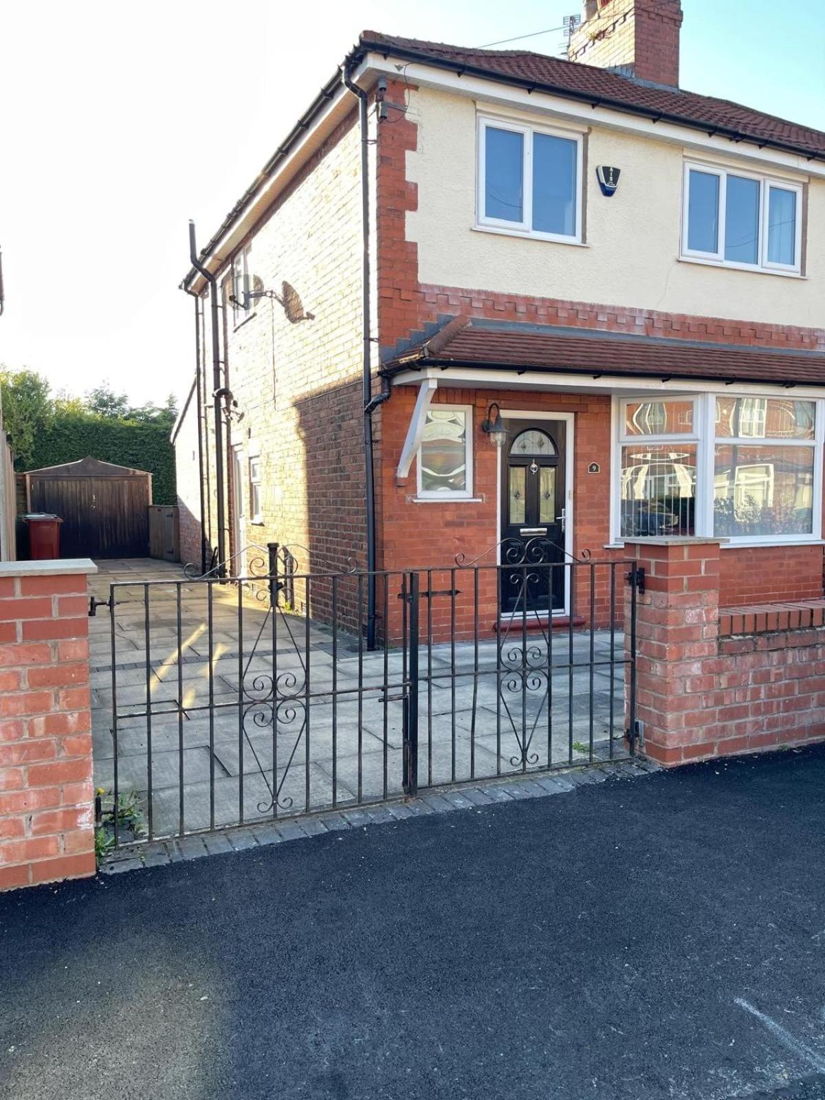 Spacious 3 Bed With Driveway Holiday home Manchester