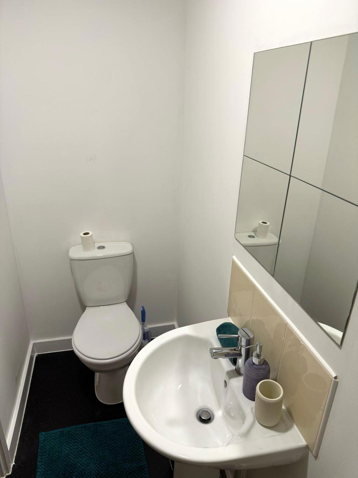 The Trafford Luxe , Garage Parking, Self Check-in Anytime - Perfect For Late Arrivals, Ultra- Fast Wi-fi, 5 Mins To Old Trafford Stadium Apartment Manchester