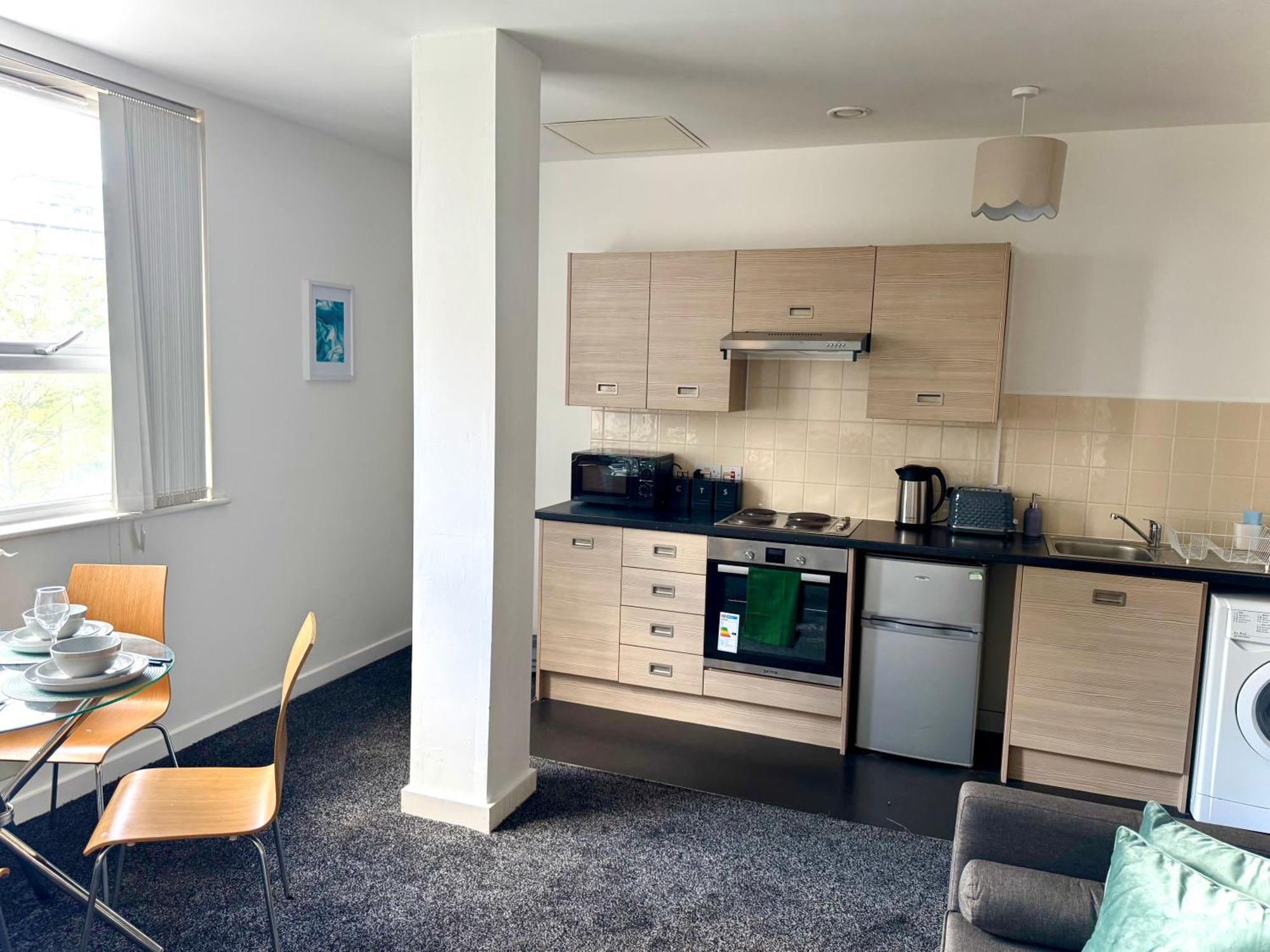Apartment The Trafford Luxe , Garage Parking, Self Check-in Anytime - Perfect For Late Arrivals, Ultra- Fast Wi-fi, 5 Mins To Old Trafford Stadium Manchester