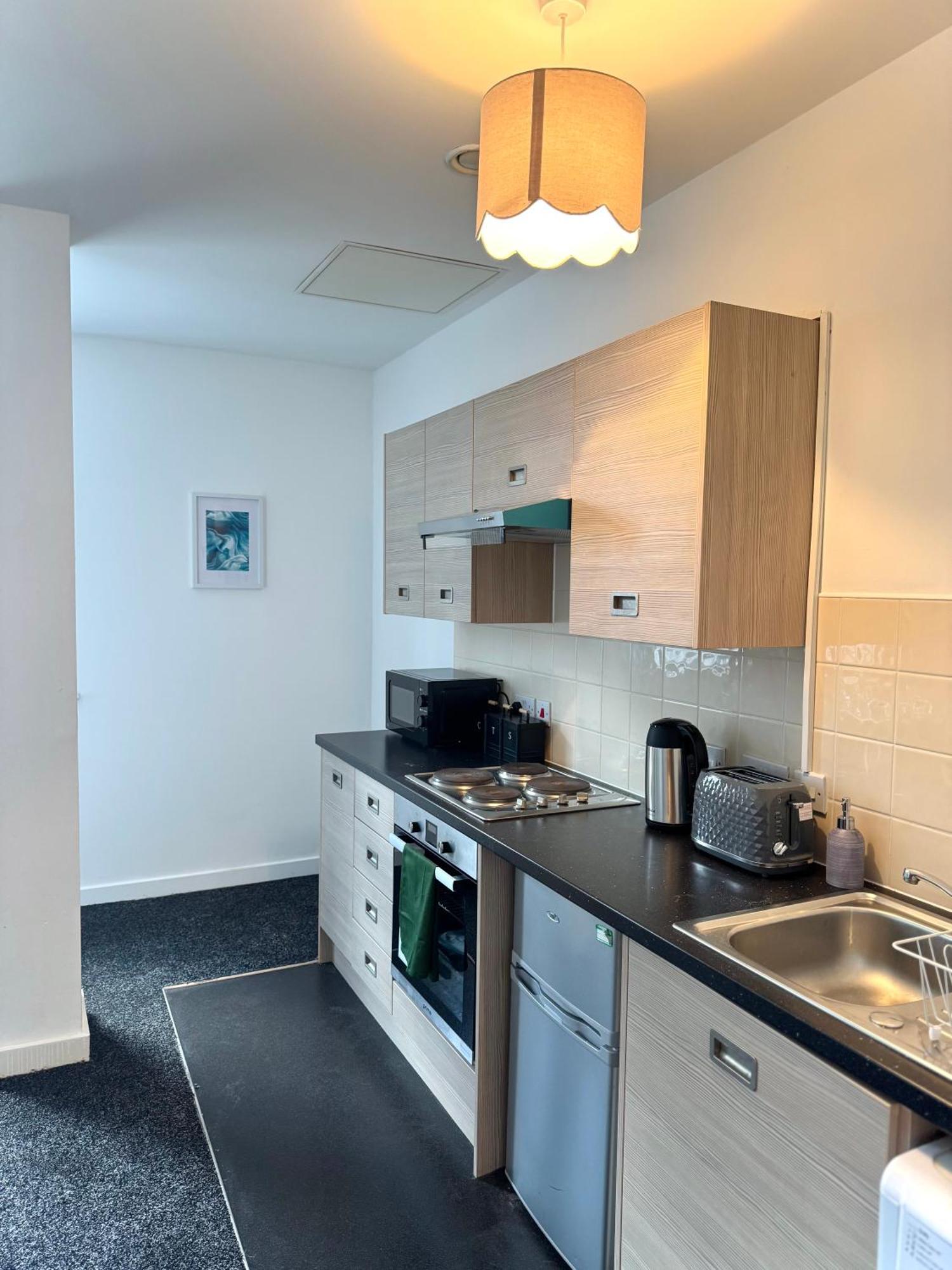 The Trafford Luxe , Garage Parking, Self Check-in Anytime - Perfect For Late Arrivals, Ultra- Fast Wi-fi, 5 Mins To Old Trafford Stadium Apartment