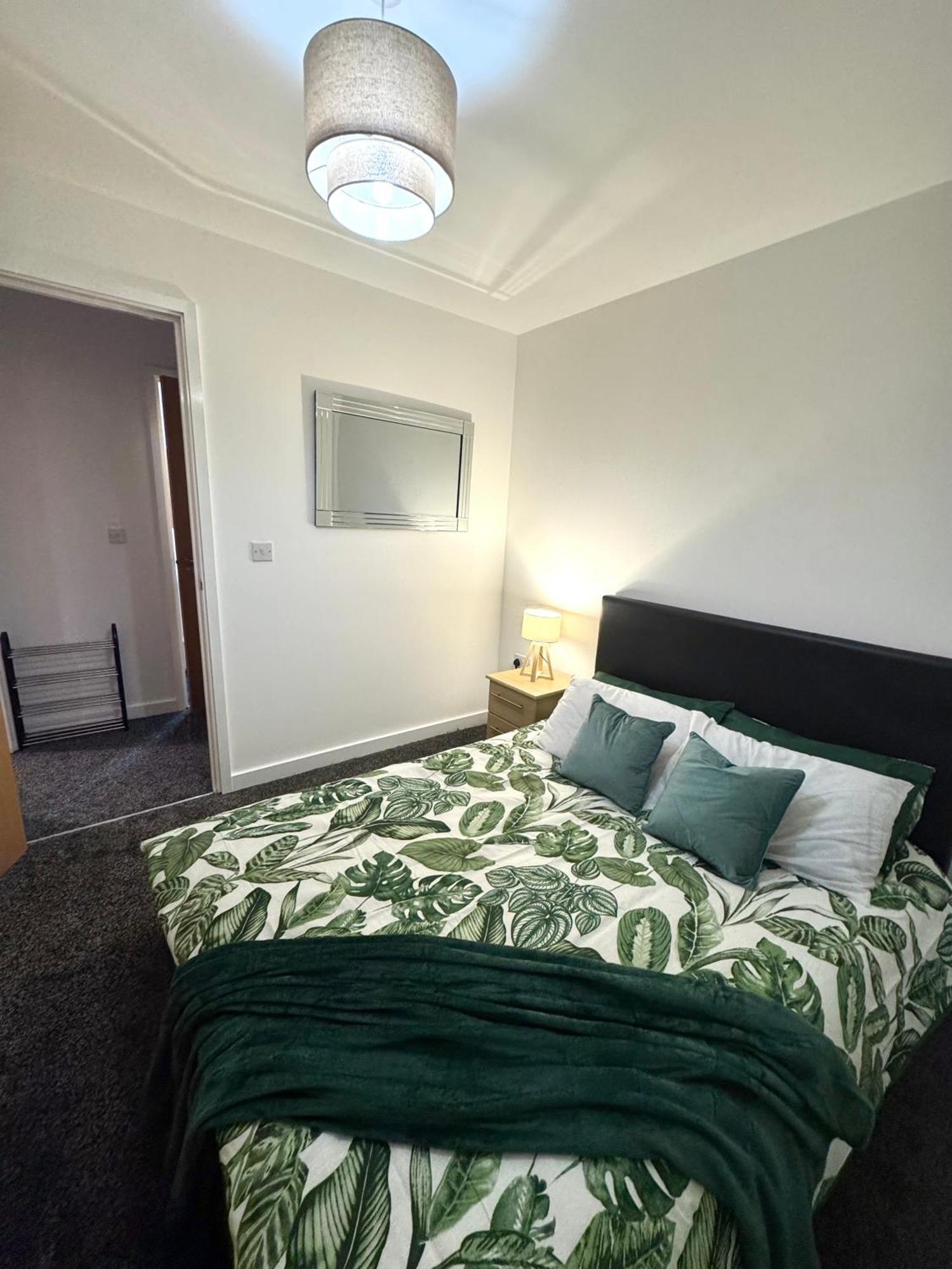 The Trafford Luxe , Garage Parking, Self Check-in Anytime - Perfect For Late Arrivals, Ultra- Fast Wi-fi, 5 Mins To Old Trafford Stadium Apartment