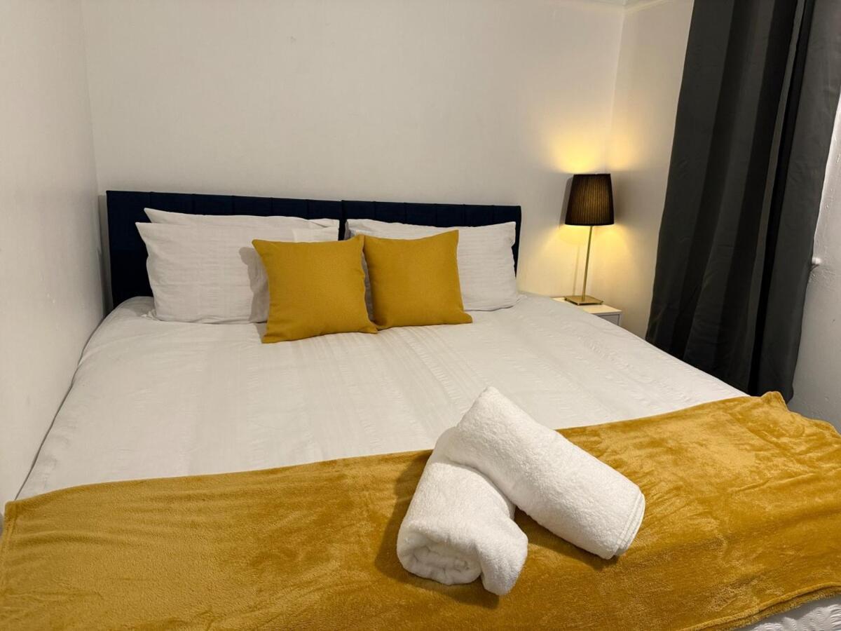 Cozy 3 Bed House - With Free Parking & Wifi * Manchester
