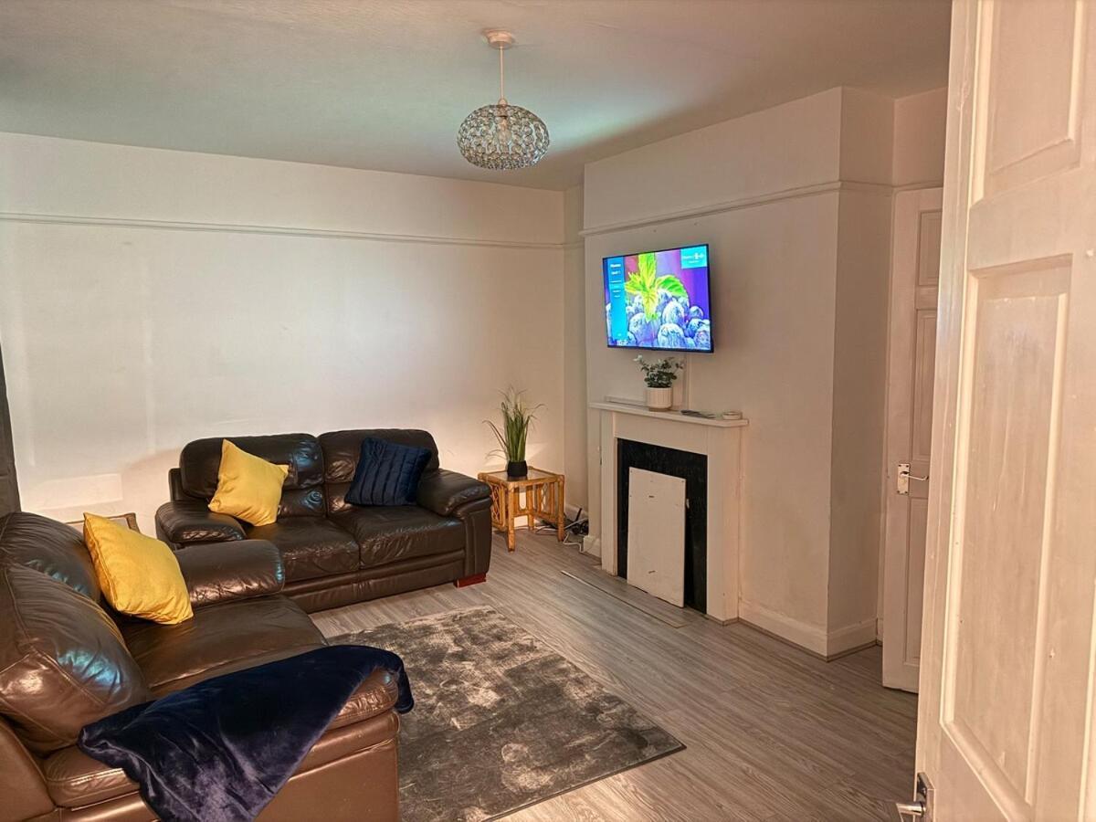 Cozy 3 Bed House - With Free Parking & Wifi Holiday home