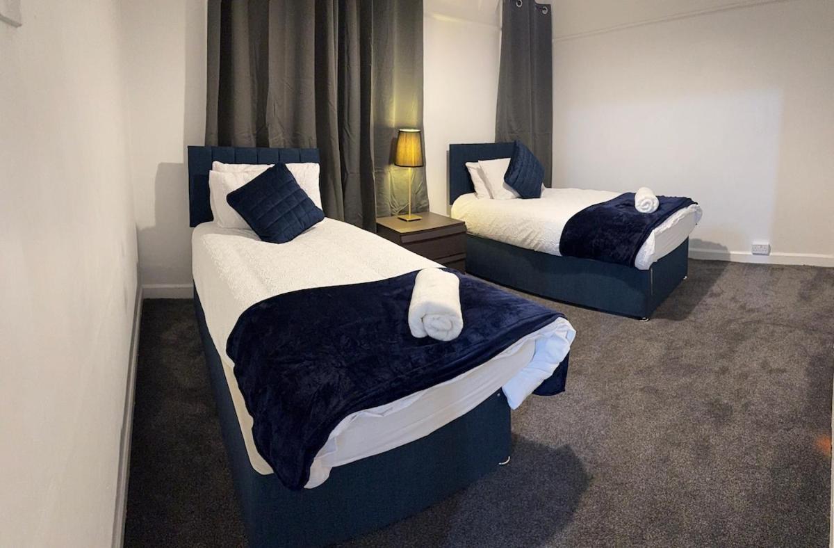 Cozy 3 Bed House - With Free Parking & Wifi *