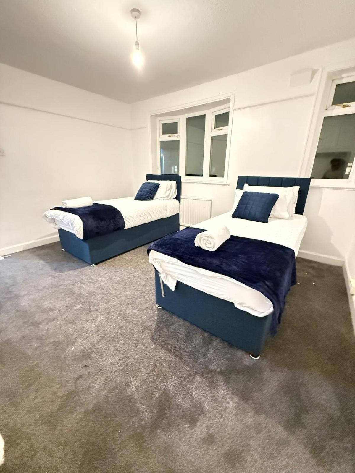 Cozy 3 Bed House - With Free Parking & Wifi Holiday home *