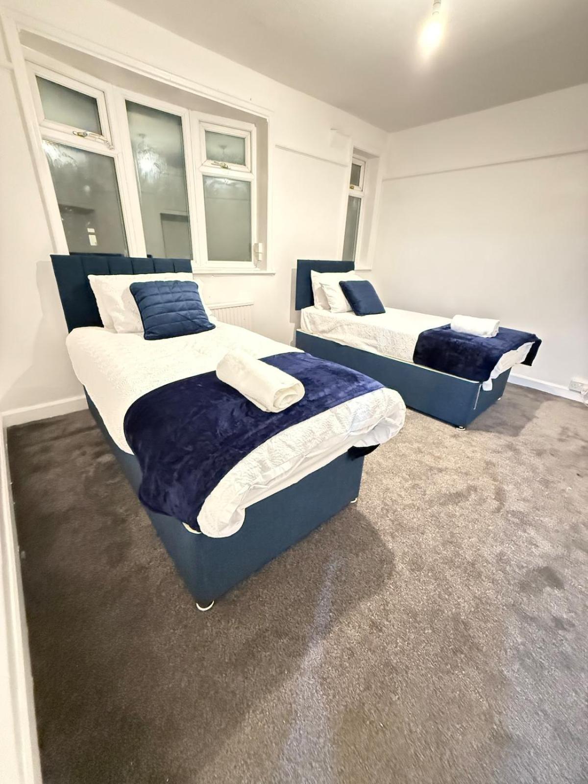 Cozy 3 Bed House - With Free Parking & Wifi *