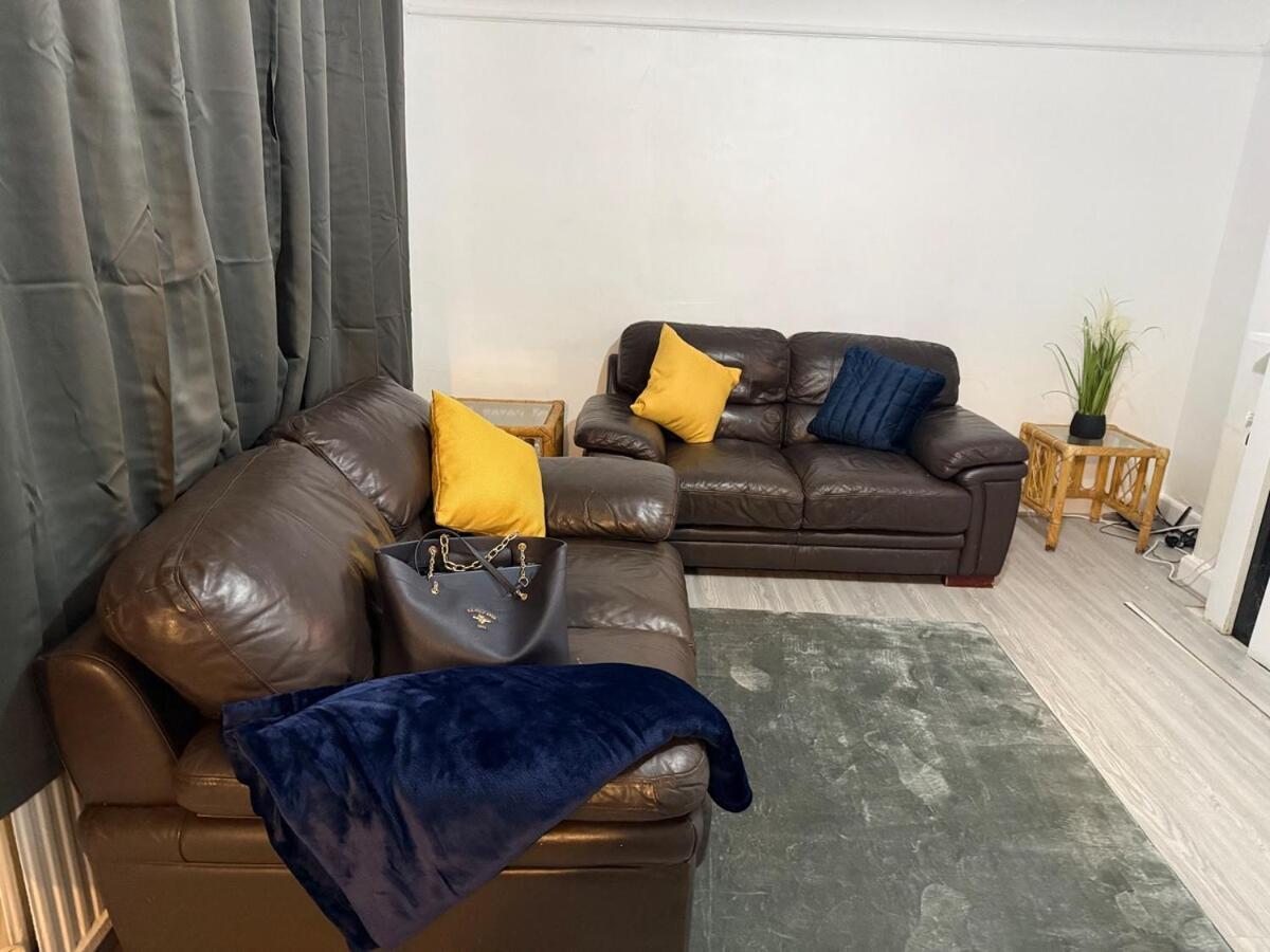 Cozy 3 Bed House - With Free Parking & Wifi *