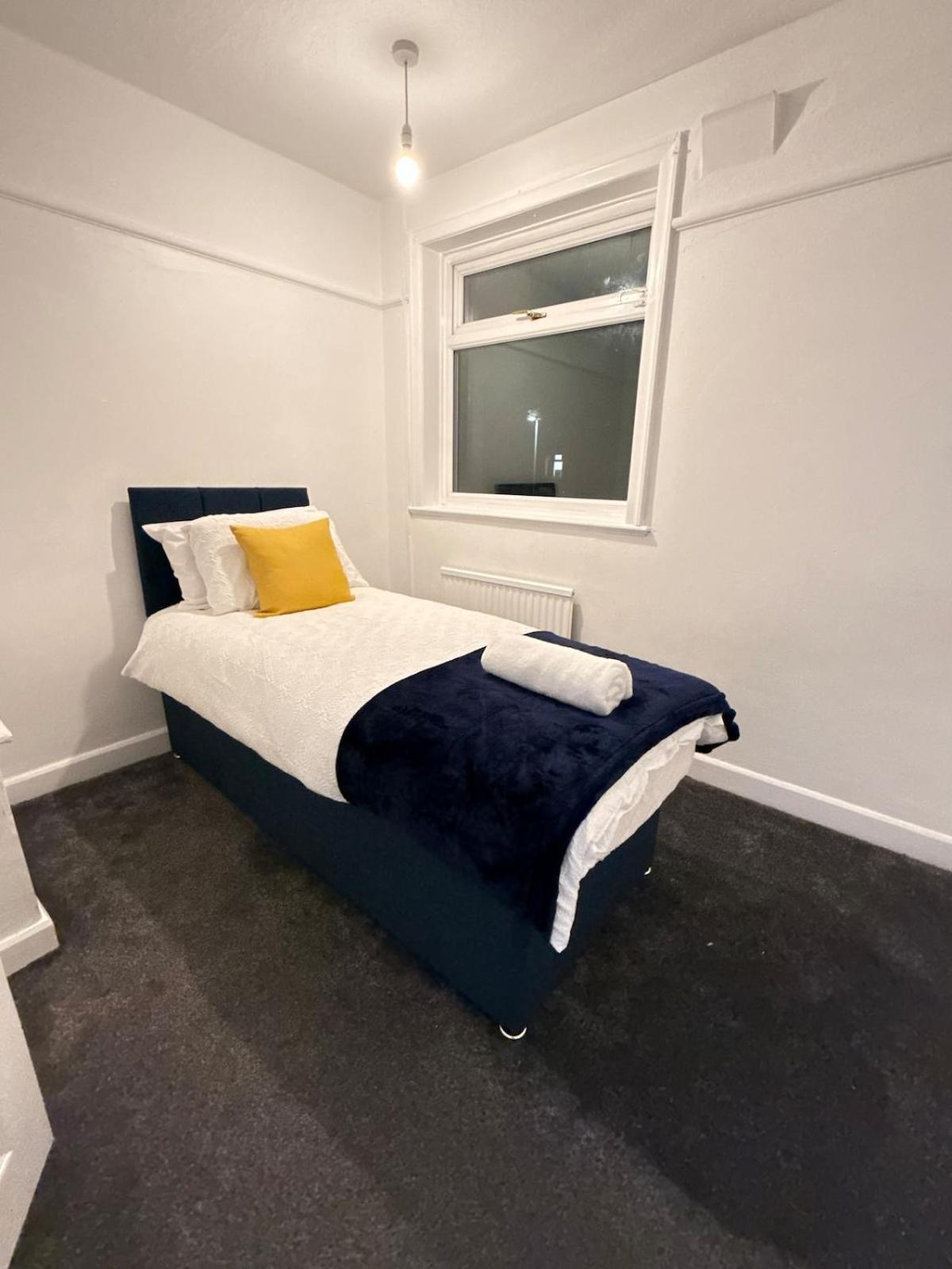 Cozy 3 Bed House - With Free Parking & Wifi
