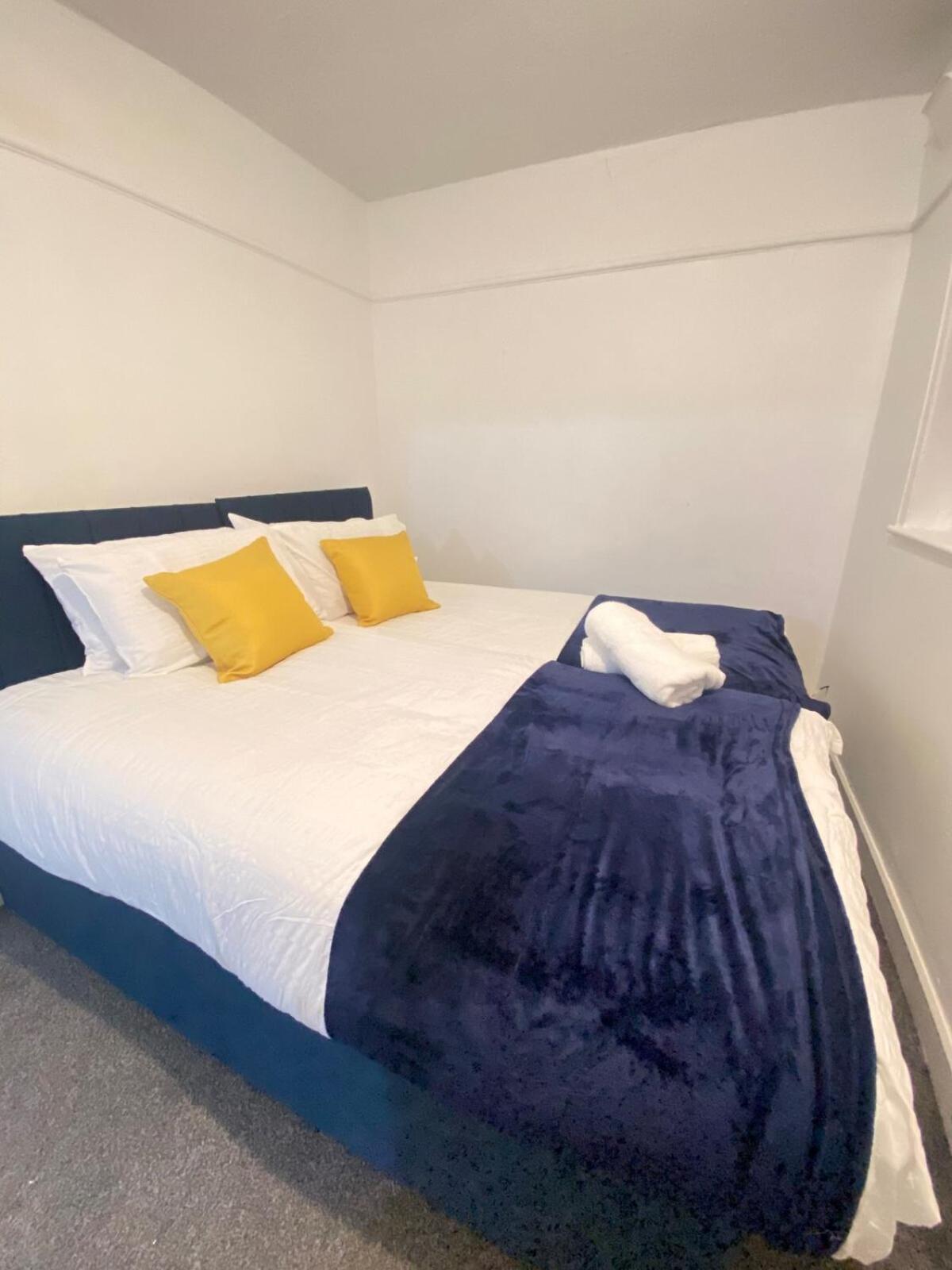 Cozy 3 Bed House - With Free Parking & Wifi