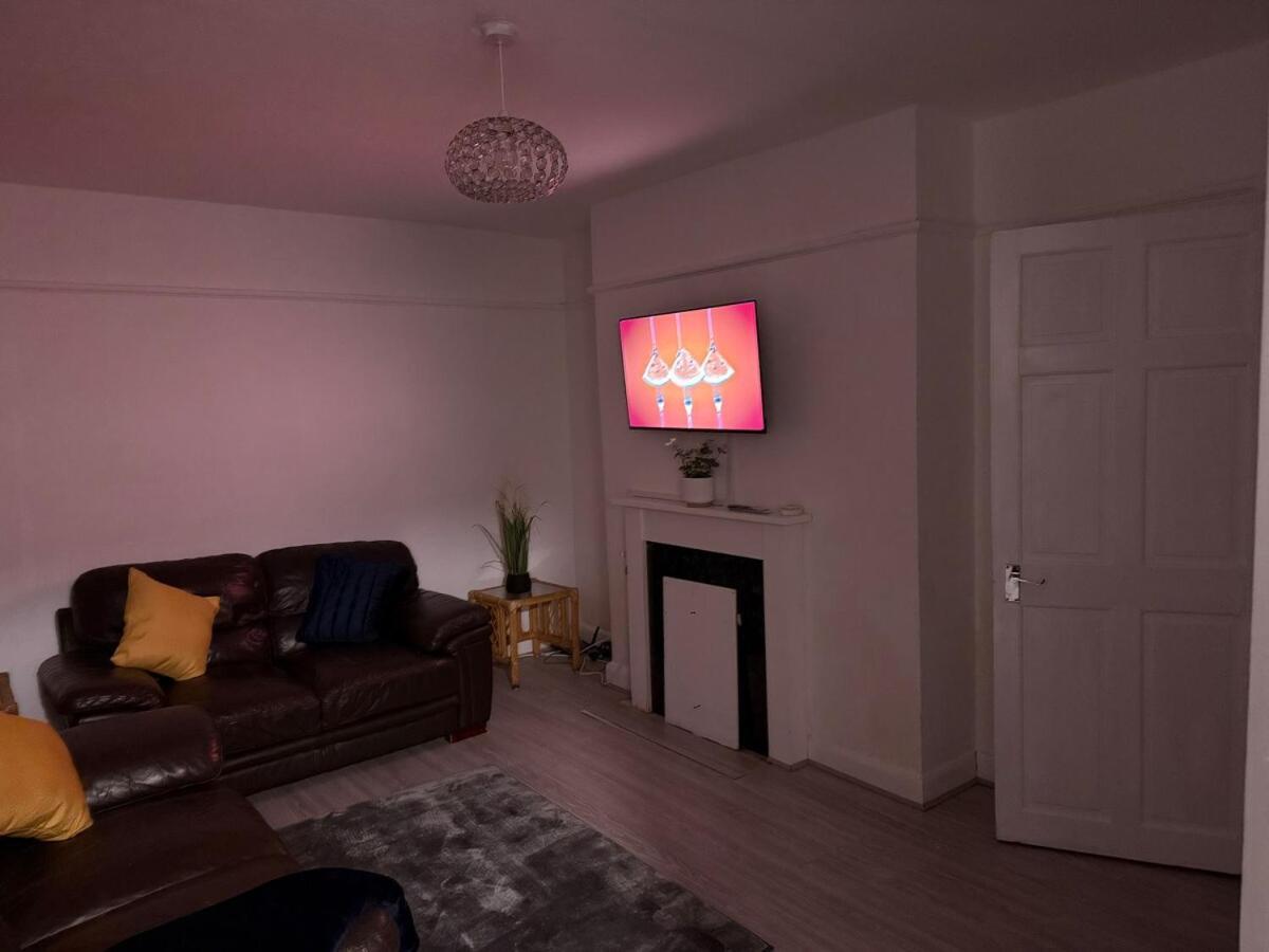 Cozy 3 Bed House - With Free Parking & Wifi *