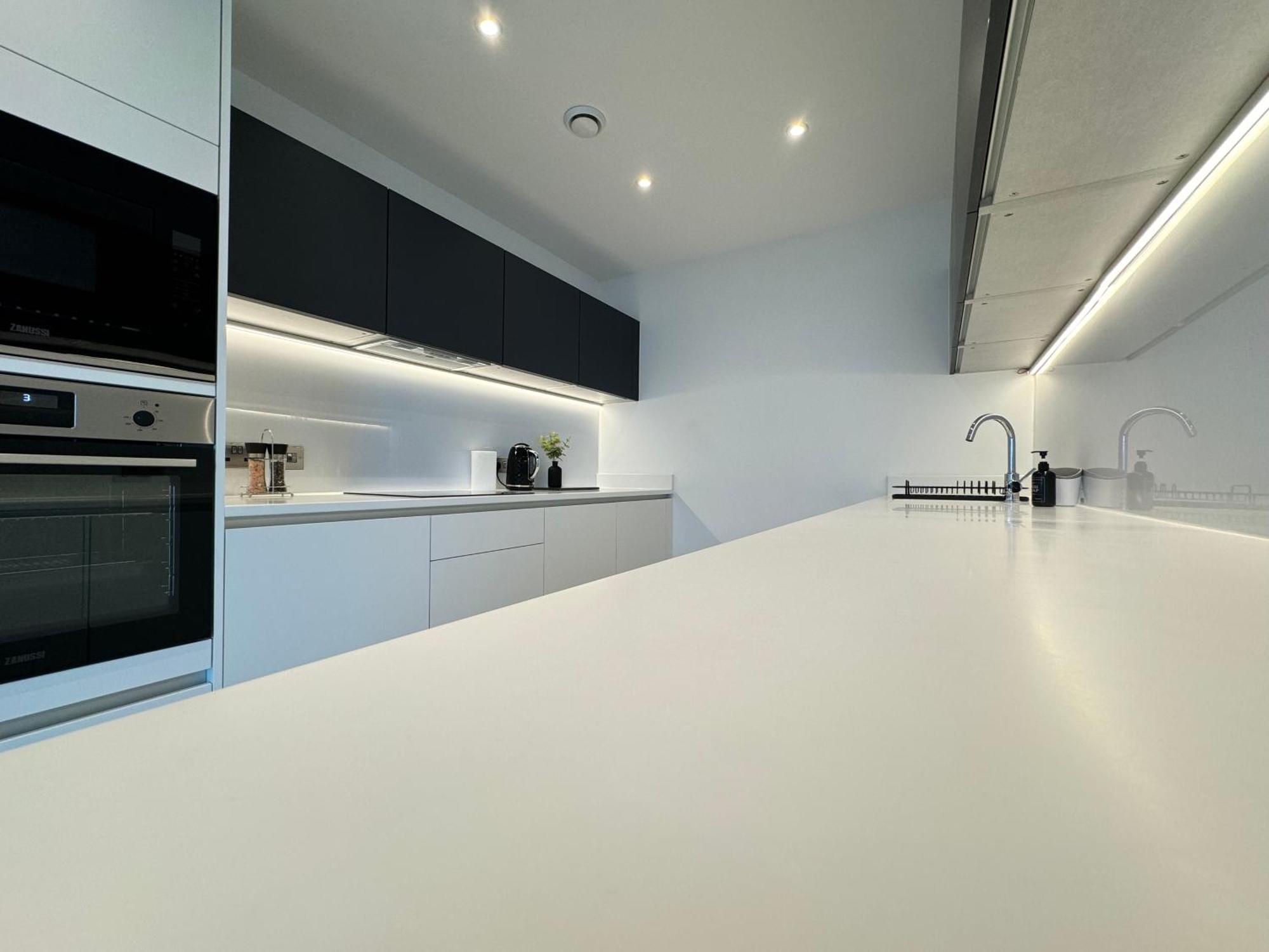 3 Bedroom Penthouse In The Centre Deansgate New Build High Floor *