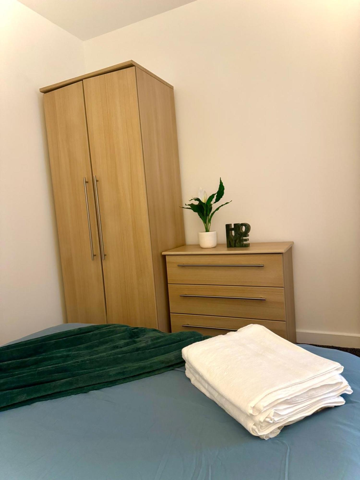 The Trafford Luxe , Garage Parking, Self Check-in Anytime - Perfect For Late Arrivals, Ultra- Fast Wi-fi, 5 Mins To Old Trafford Stadium Apartment Manchester