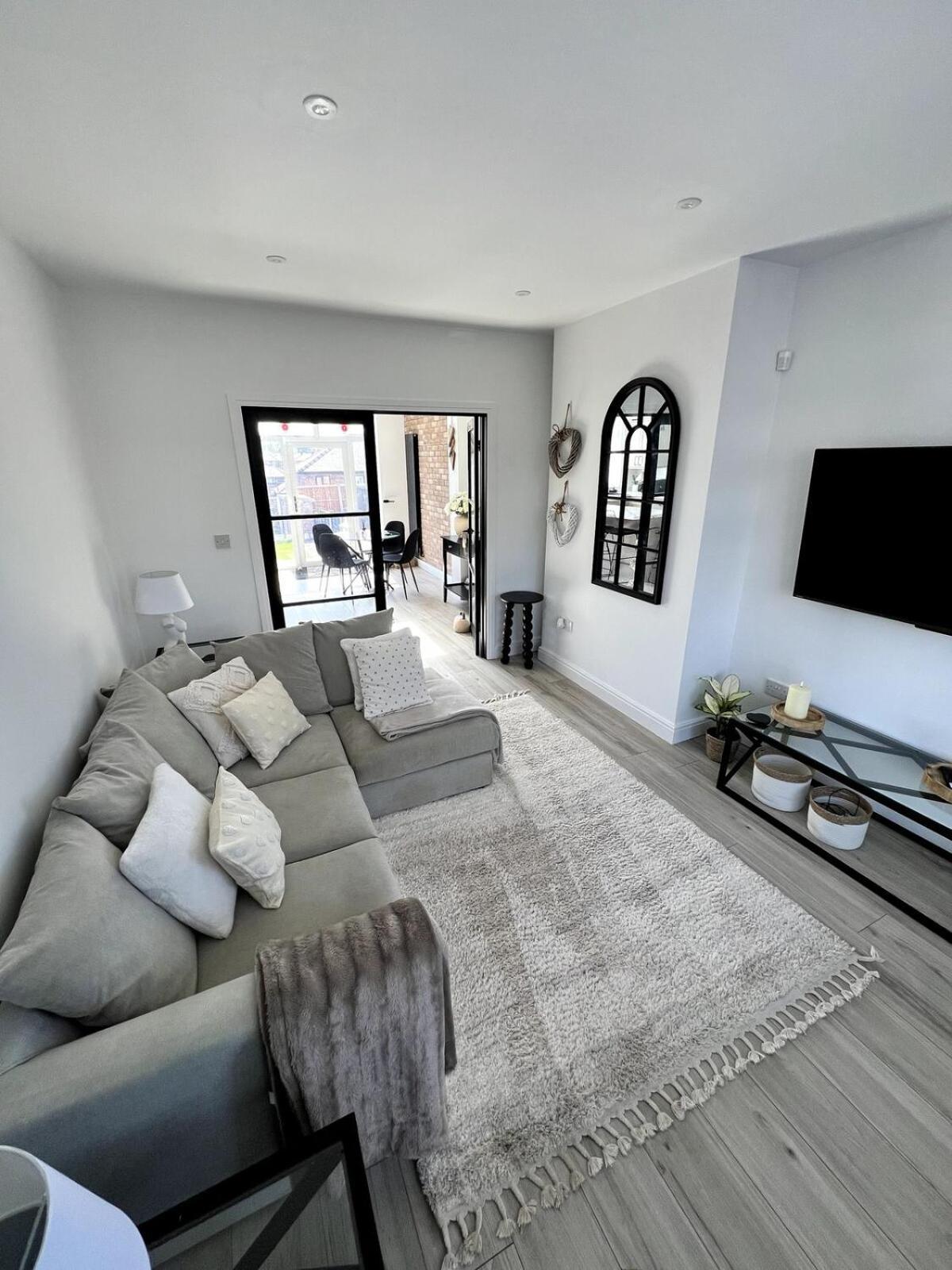 Spacious, Cosy & Stylish 3 Bed In Salford, Near Trafford Park - Free Parking Holiday home
