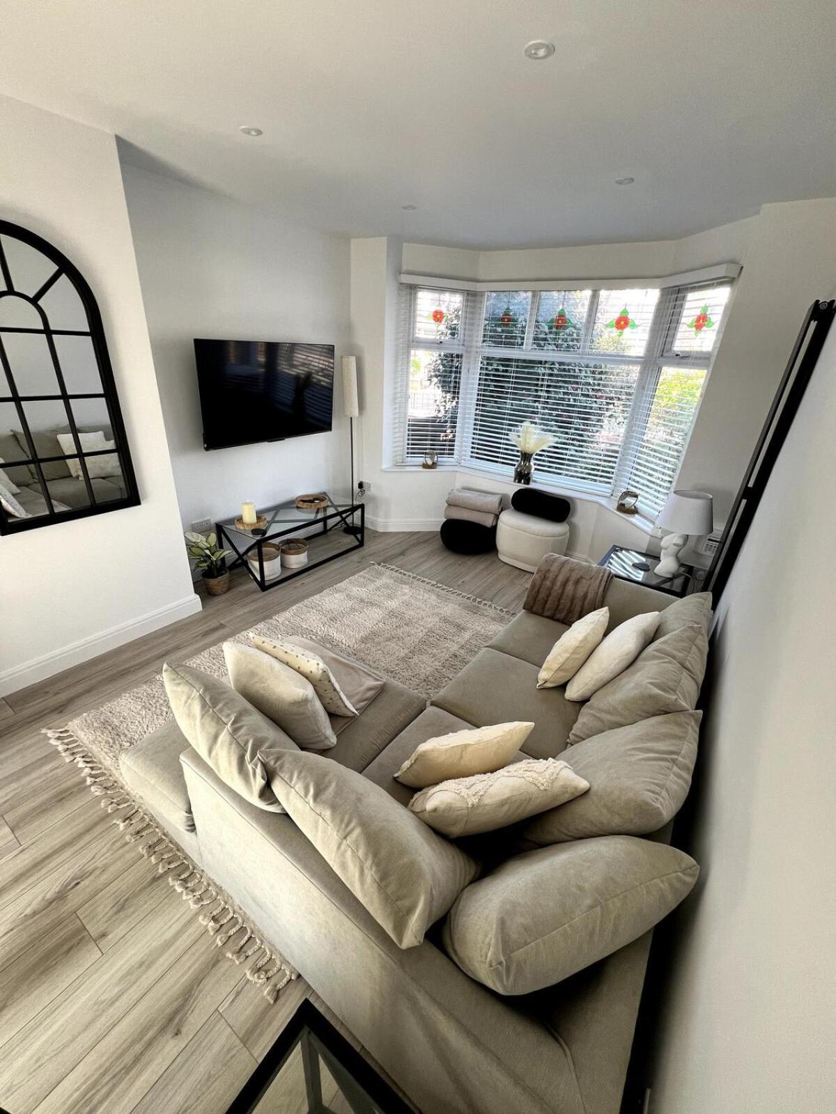 Spacious, Cosy & Stylish 3 Bed In Salford, Near Trafford Park - Free Parking *