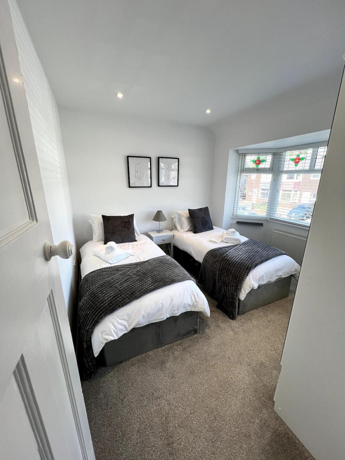 Spacious, Cosy & Stylish 3 Bed In Salford, Near Trafford Park - Free Parking Holiday home