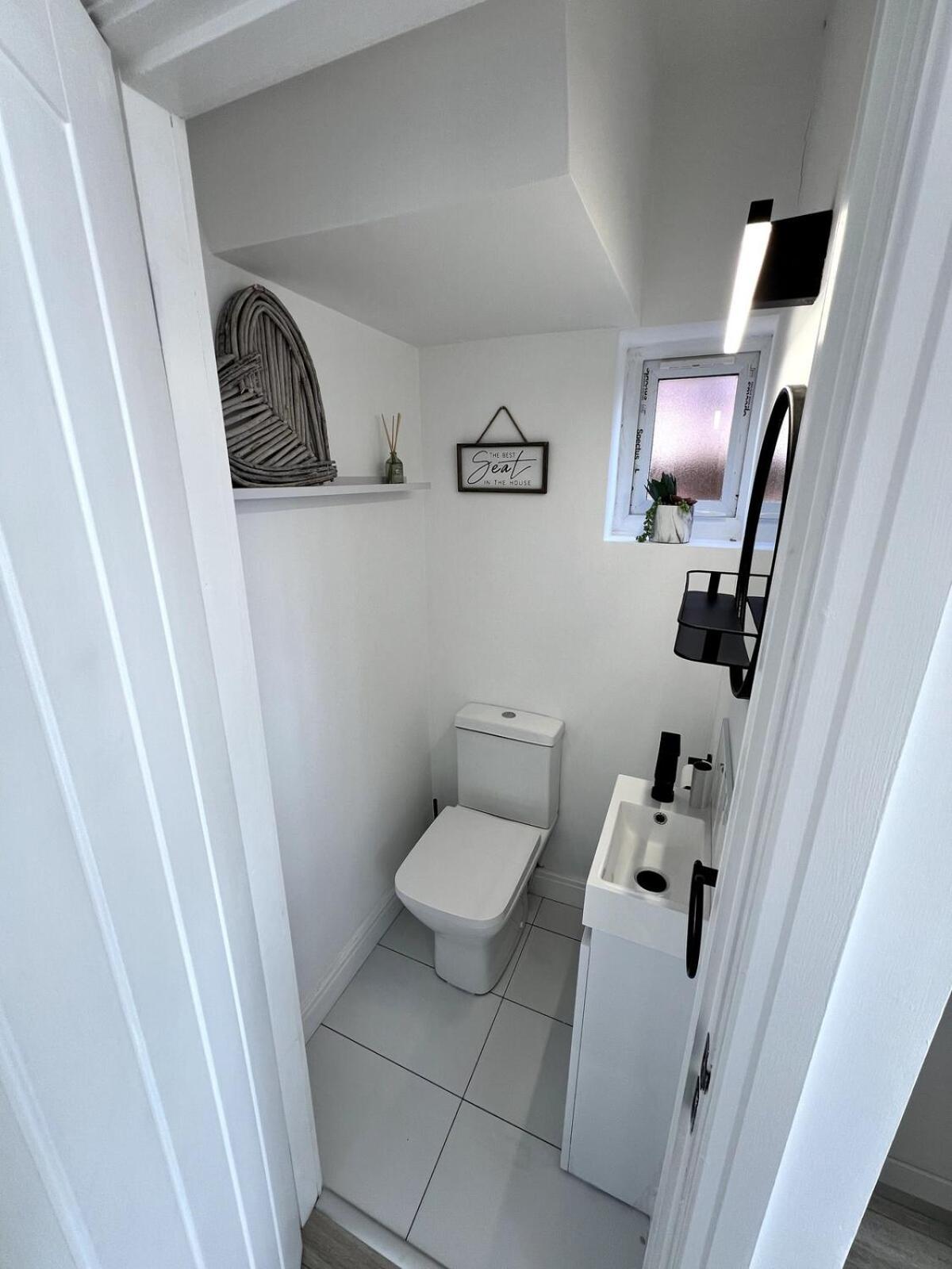 Spacious, Cosy & Stylish 3 Bed In Salford, Near Trafford Park - Free Parking Holiday home