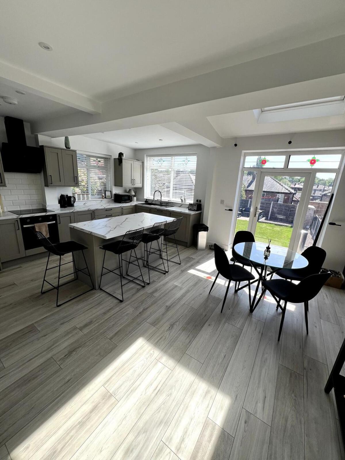 Spacious, Cosy & Stylish 3 Bed In Salford, Near Trafford Park - Free Parking * Manchester