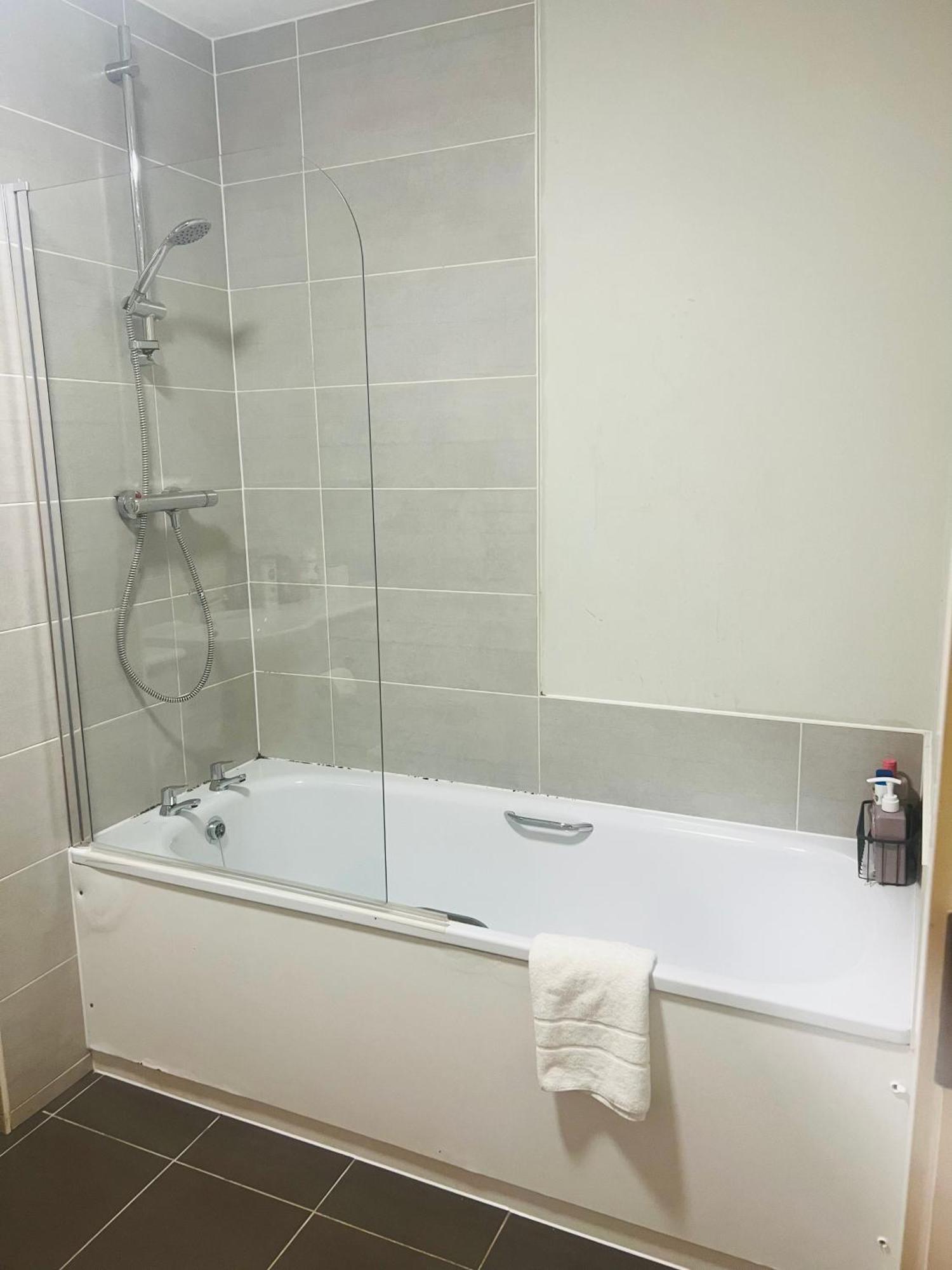 Homestay Cozy With Private Bathroom Close To Centre In Shared