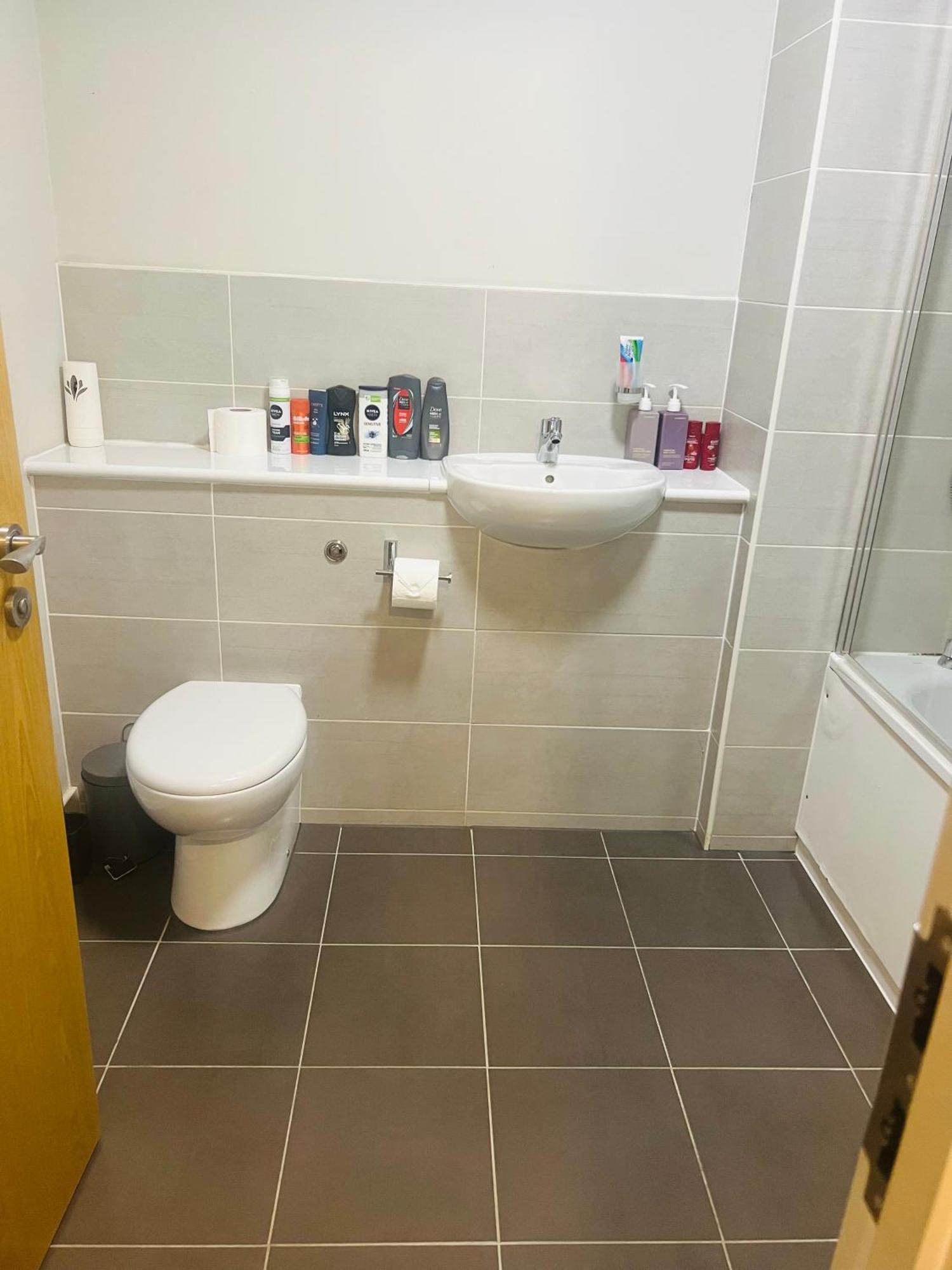 Homestay Cozy With Private Bathroom Close To Centre In Shared *