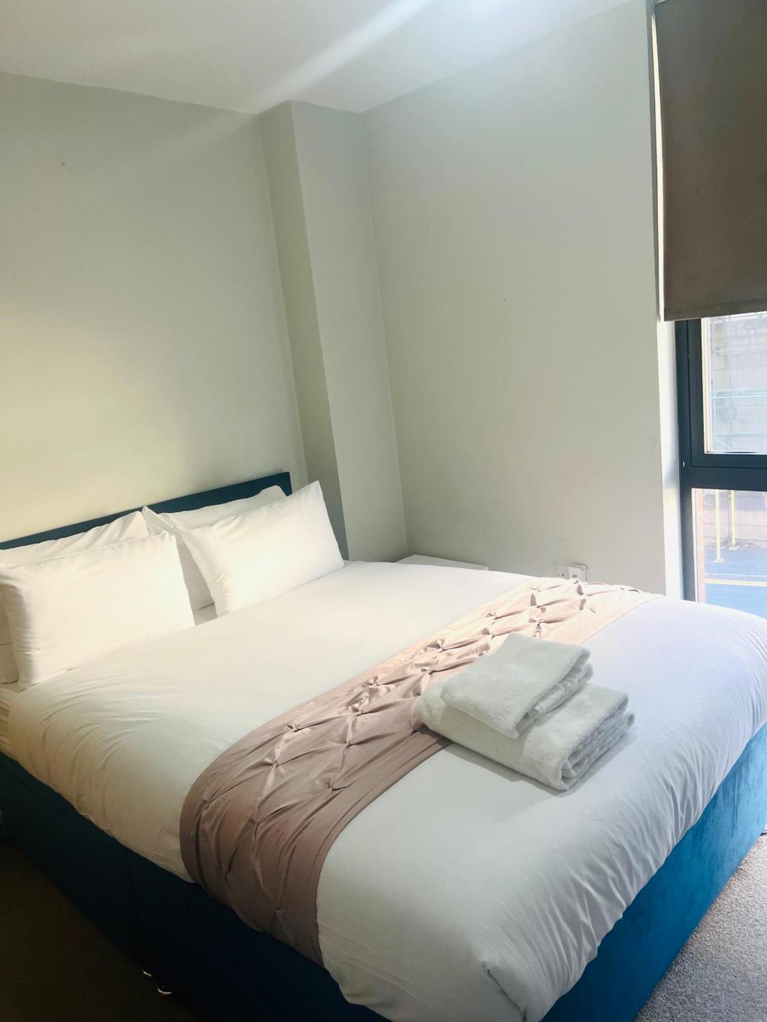 Cozy With Private Bathroom Close To Centre In Shared Homestay Manchester