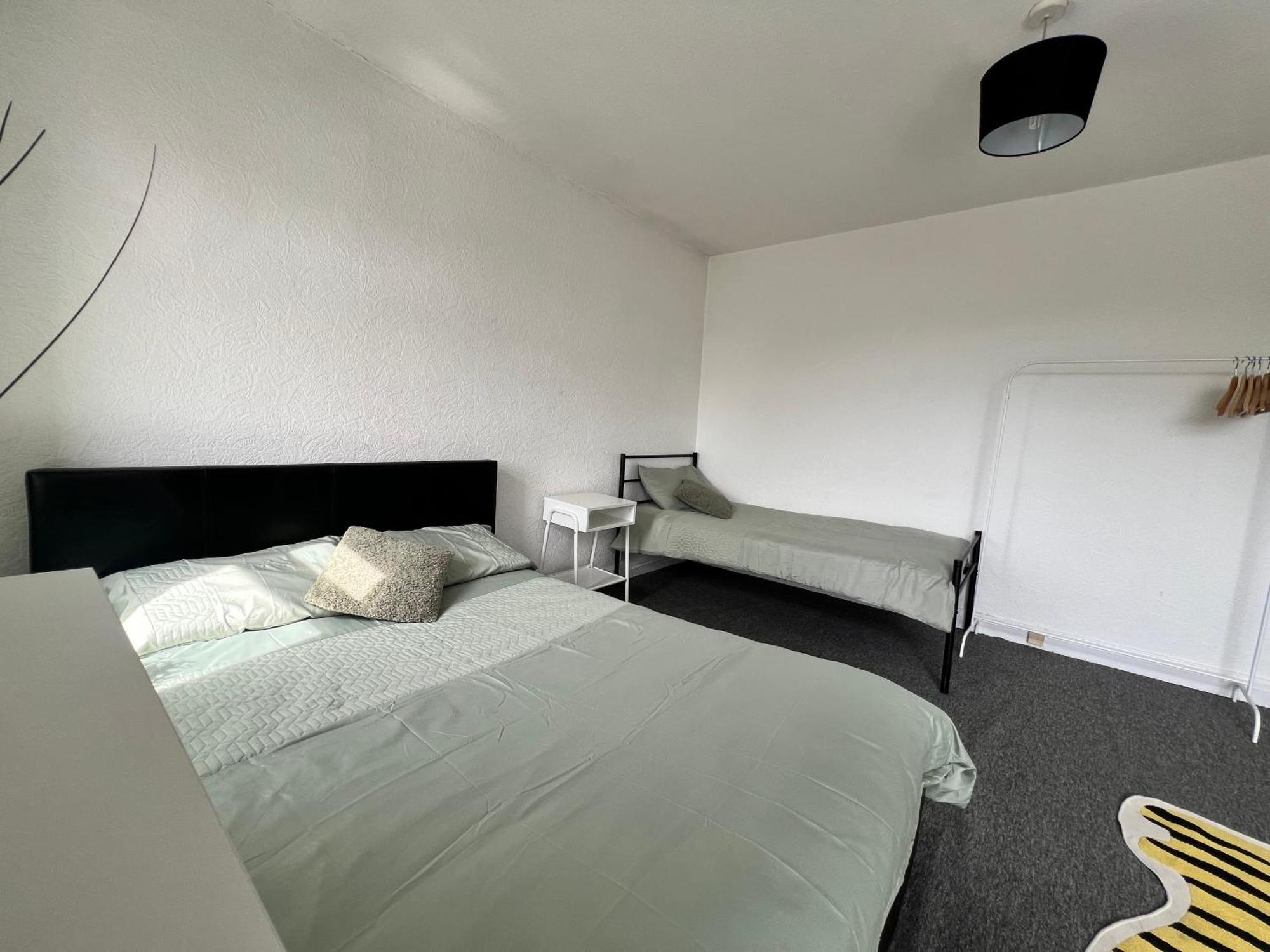 Holiday home Spacious House Close To With Free Parking *
