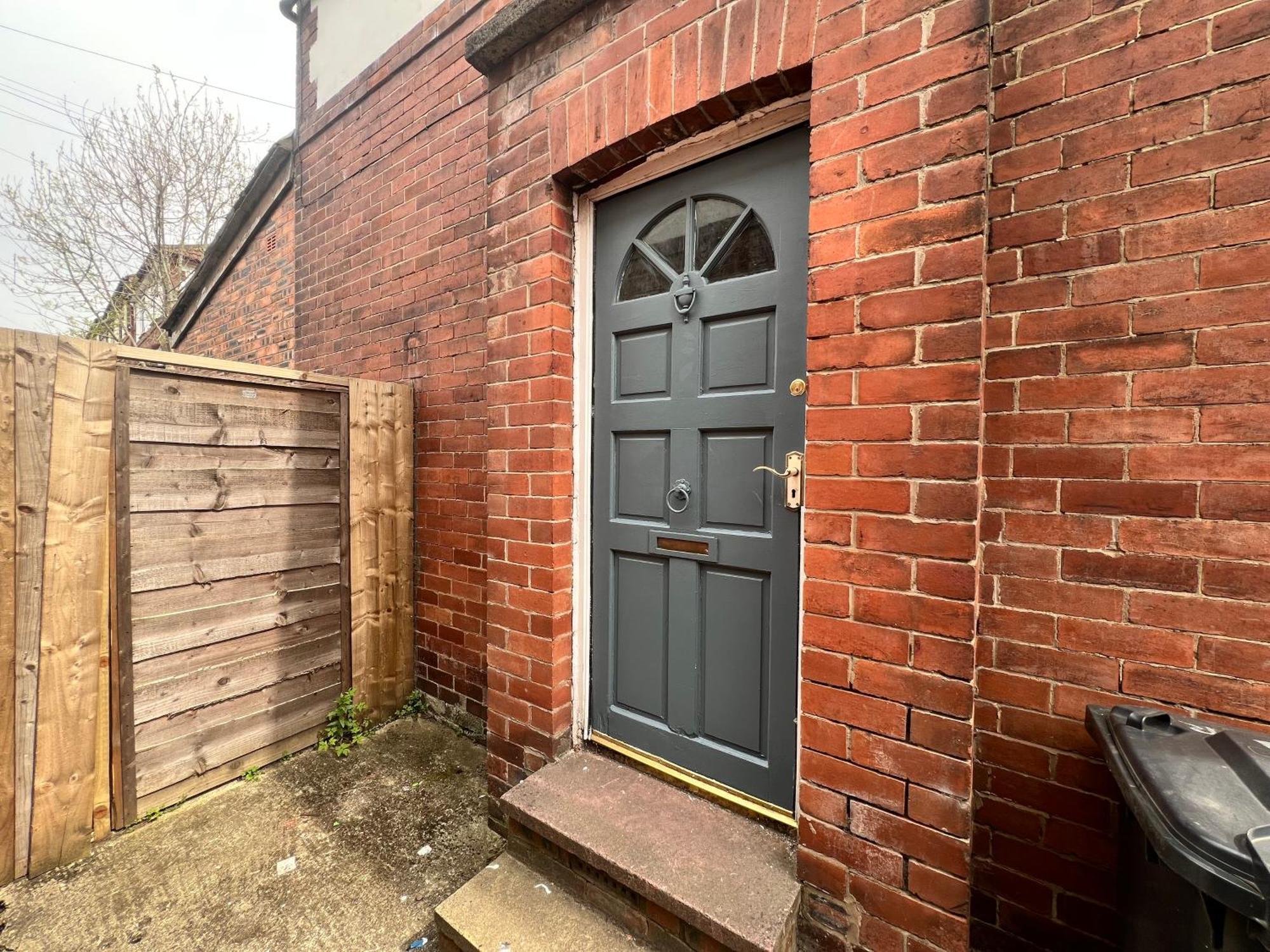 Holiday home Spacious House Close To With Free Parking *