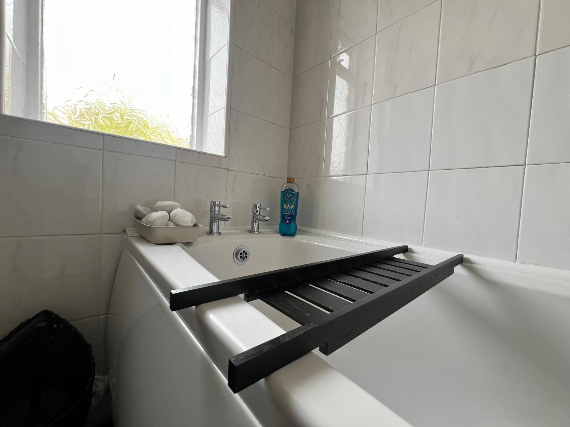 Spacious House Close To With Free Parking Holiday home
