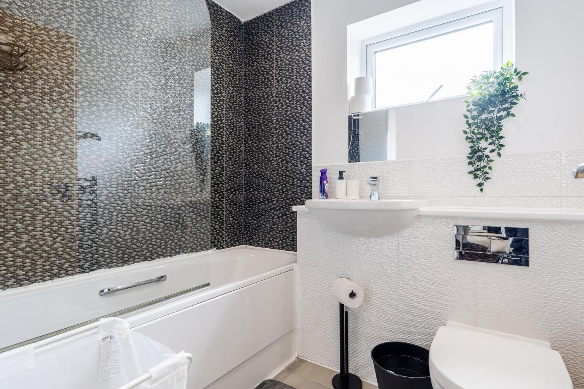 Spacious 4bd 3bt - Etihad - Coop - Pool Table - Free Parking *