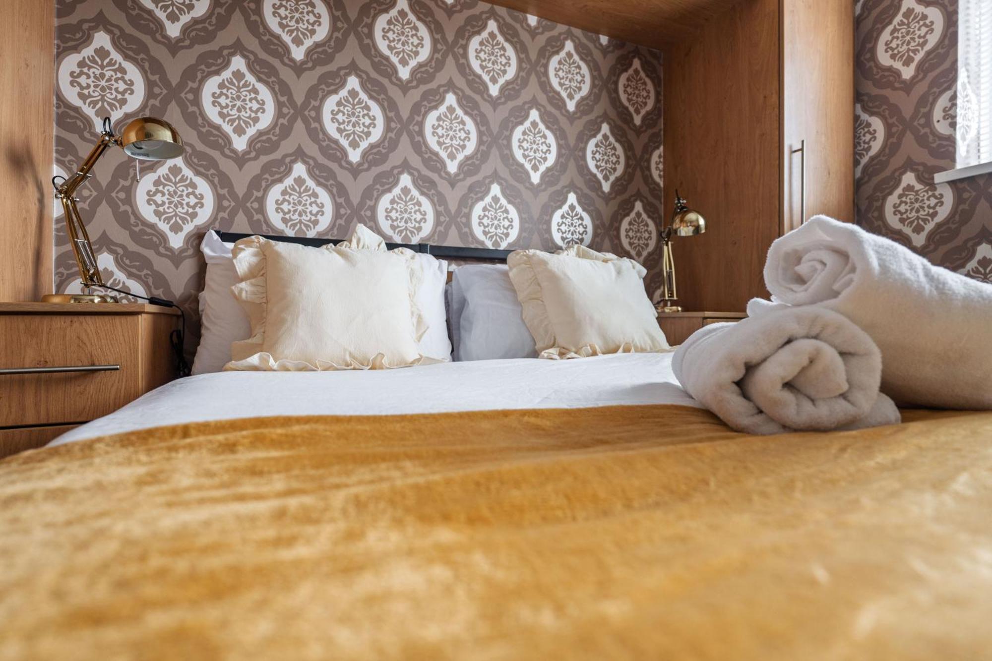 Boutique 3bd Opposite Etihad & Coop - Free Parking - Pool Table