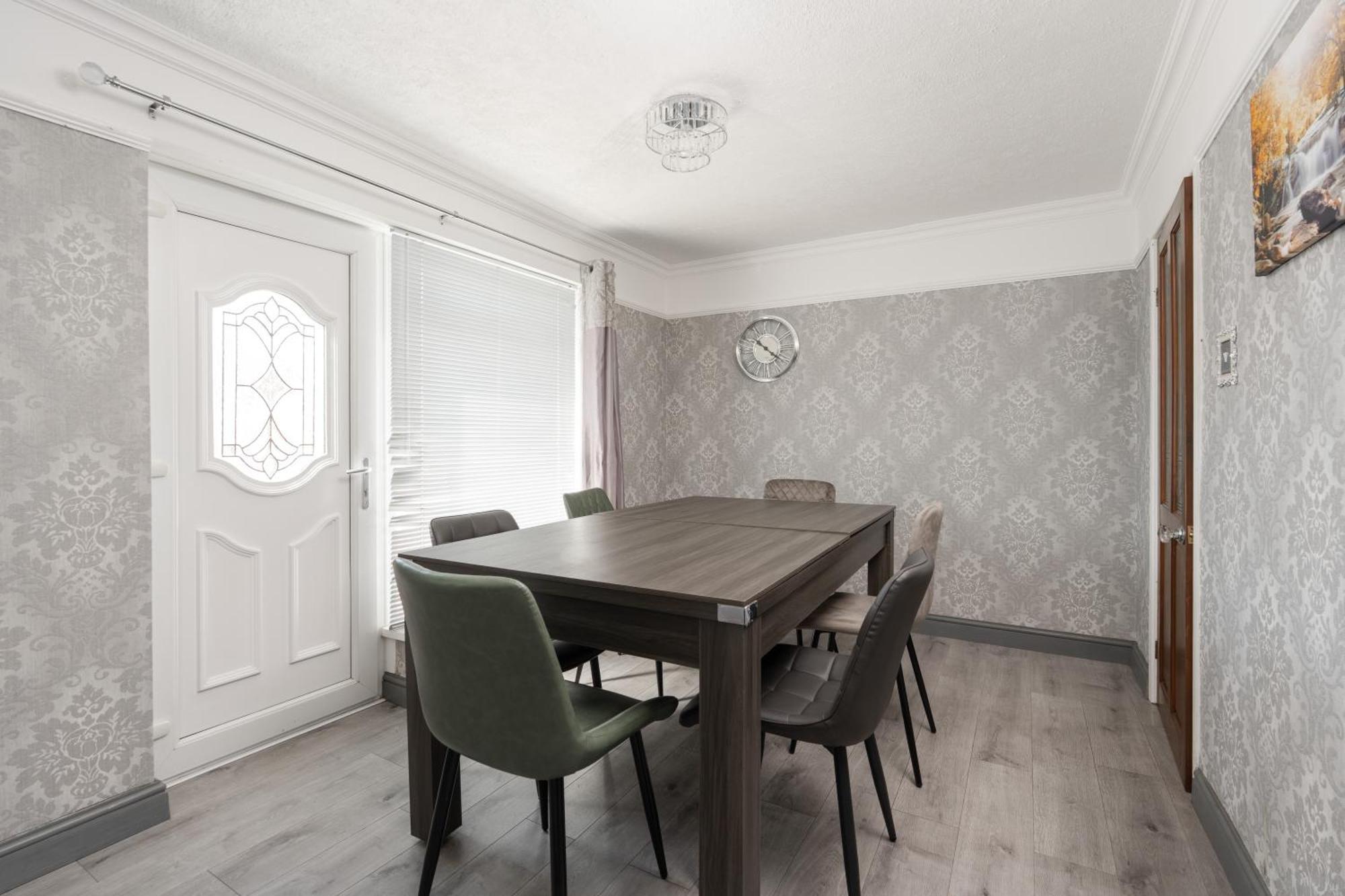 Boutique 3bd Opposite Etihad & Coop - Free Parking - Pool Table Holiday home