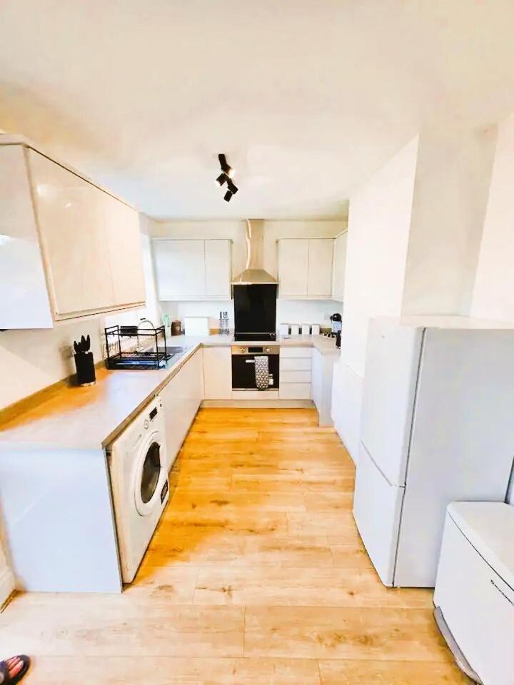 House With 3 Bedroom And 2 Parking Bays - Airport 6 Min Walk