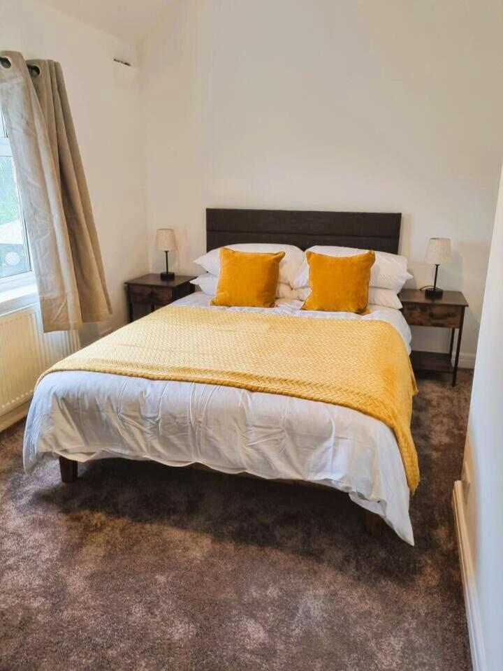 House With 3 Bedroom And 2 Parking Bays - Airport 6 Min Walk Holiday home *