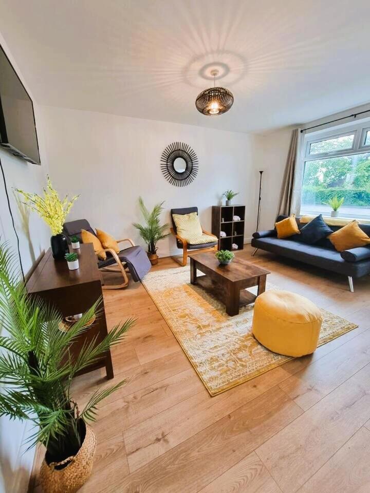 House With 3 Bedroom And 2 Parking Bays - Airport 6 Min Walk Holiday home *