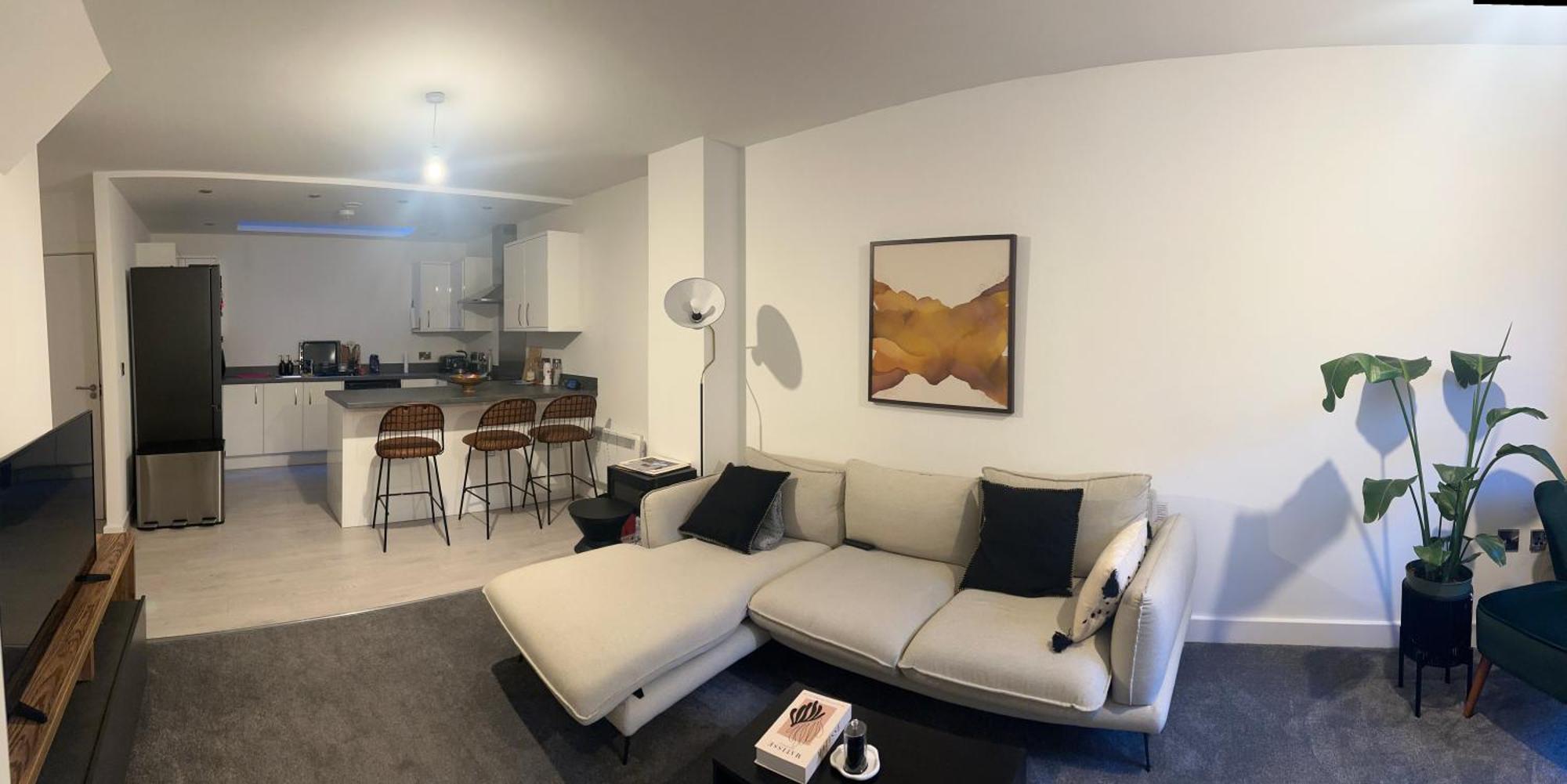 Cosy Salford, - 90secs To Bus Stop & Convenience Store Homestay *