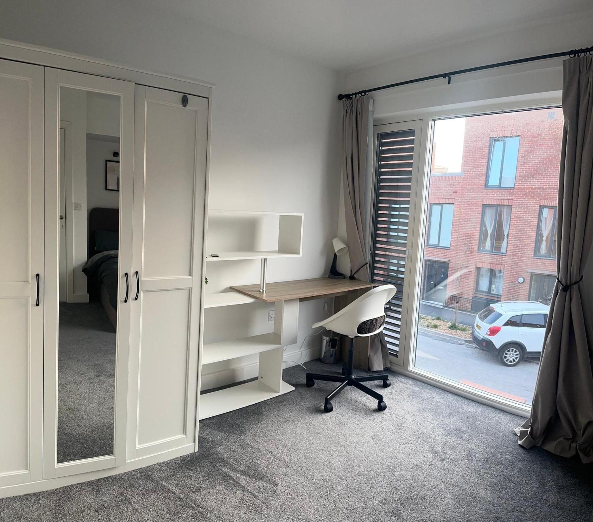 Cosy Salford, - 90secs To Bus Stop & Convenience Store Homestay *