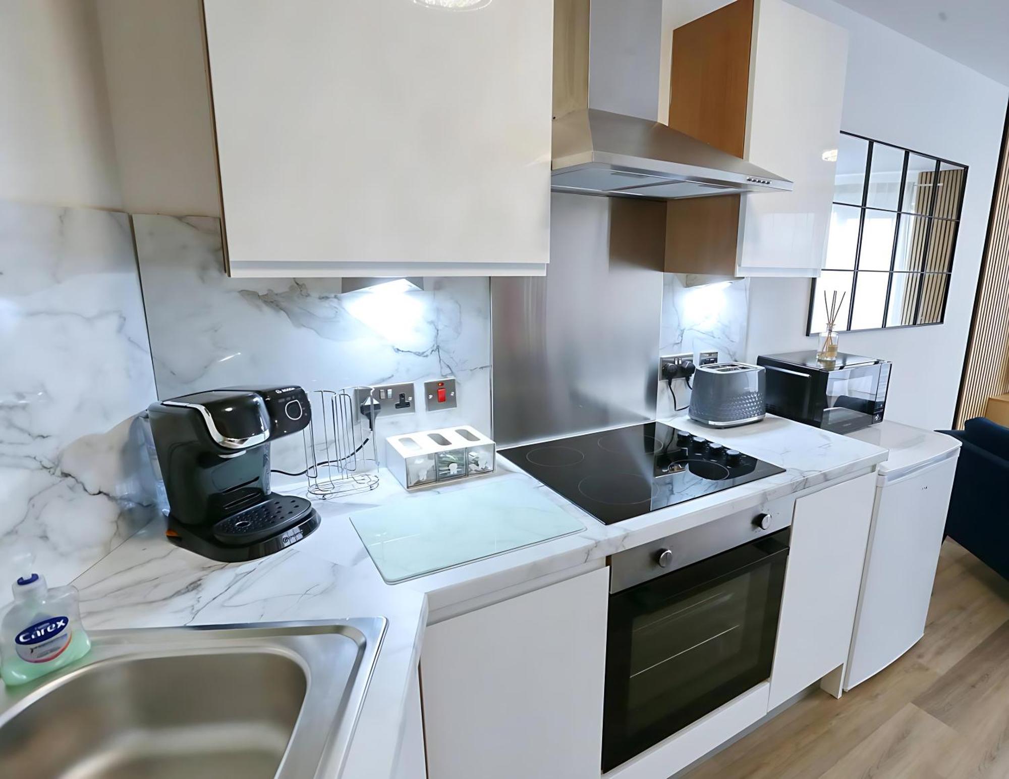 Apartment New Refurb Mins From Coop Man Park For Free Pass The Keys *