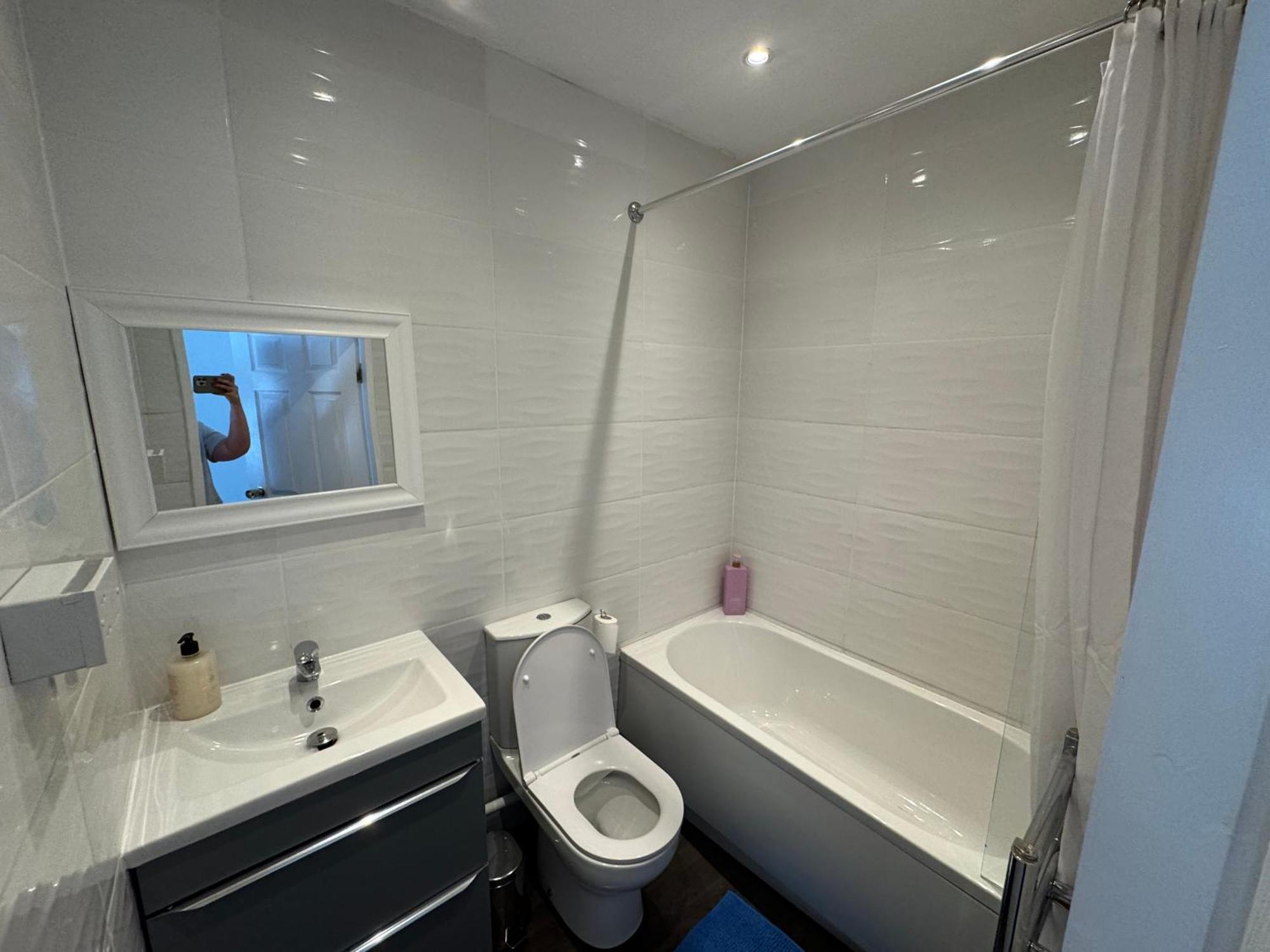 Stretford - Sleeps 6 - Wifi - Parking - Near Stadium Holiday home