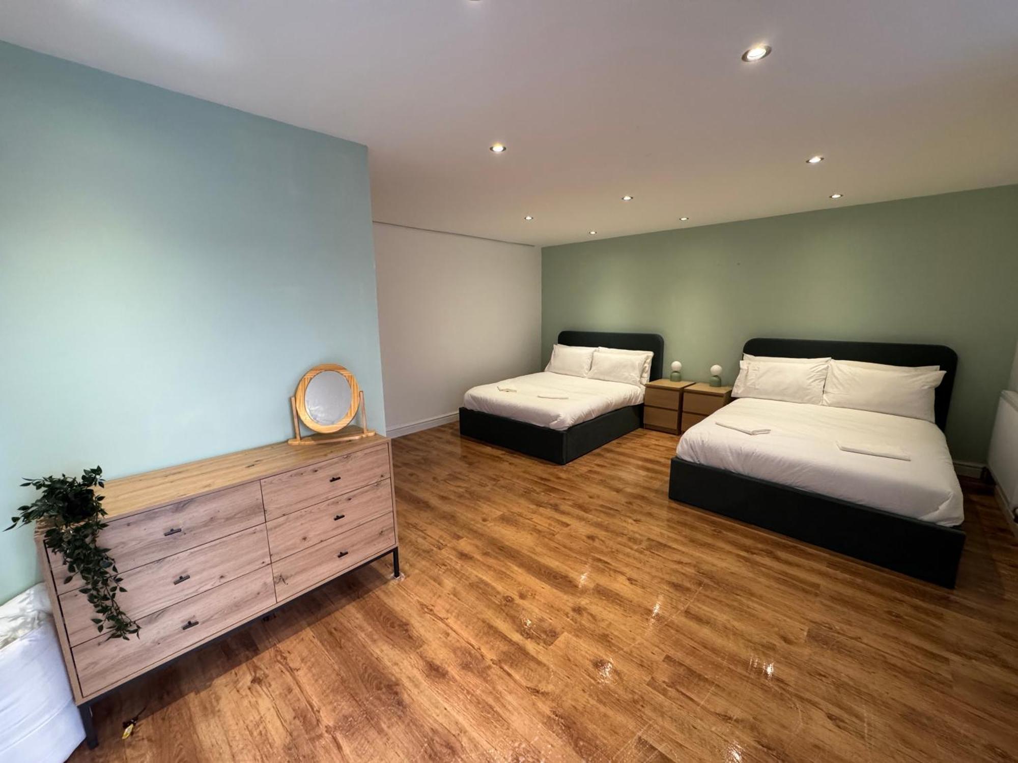 Holiday home Stretford - Sleeps 6 - Wifi - Parking - Near Stadium Manchester