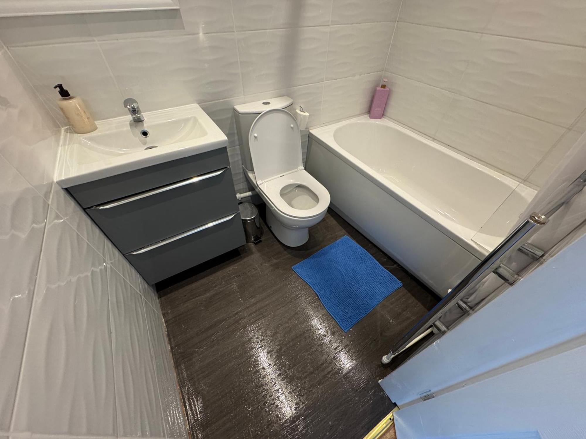 Holiday home Stretford - Sleeps 6 - Wifi - Parking - Near Stadium