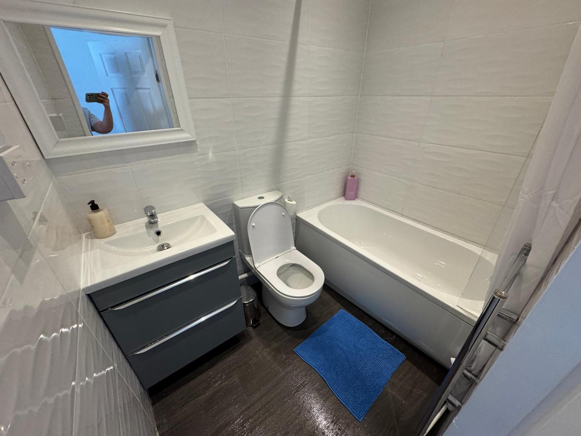 Holiday home Stretford - Sleeps 6 - Wifi - Parking - Near Stadium