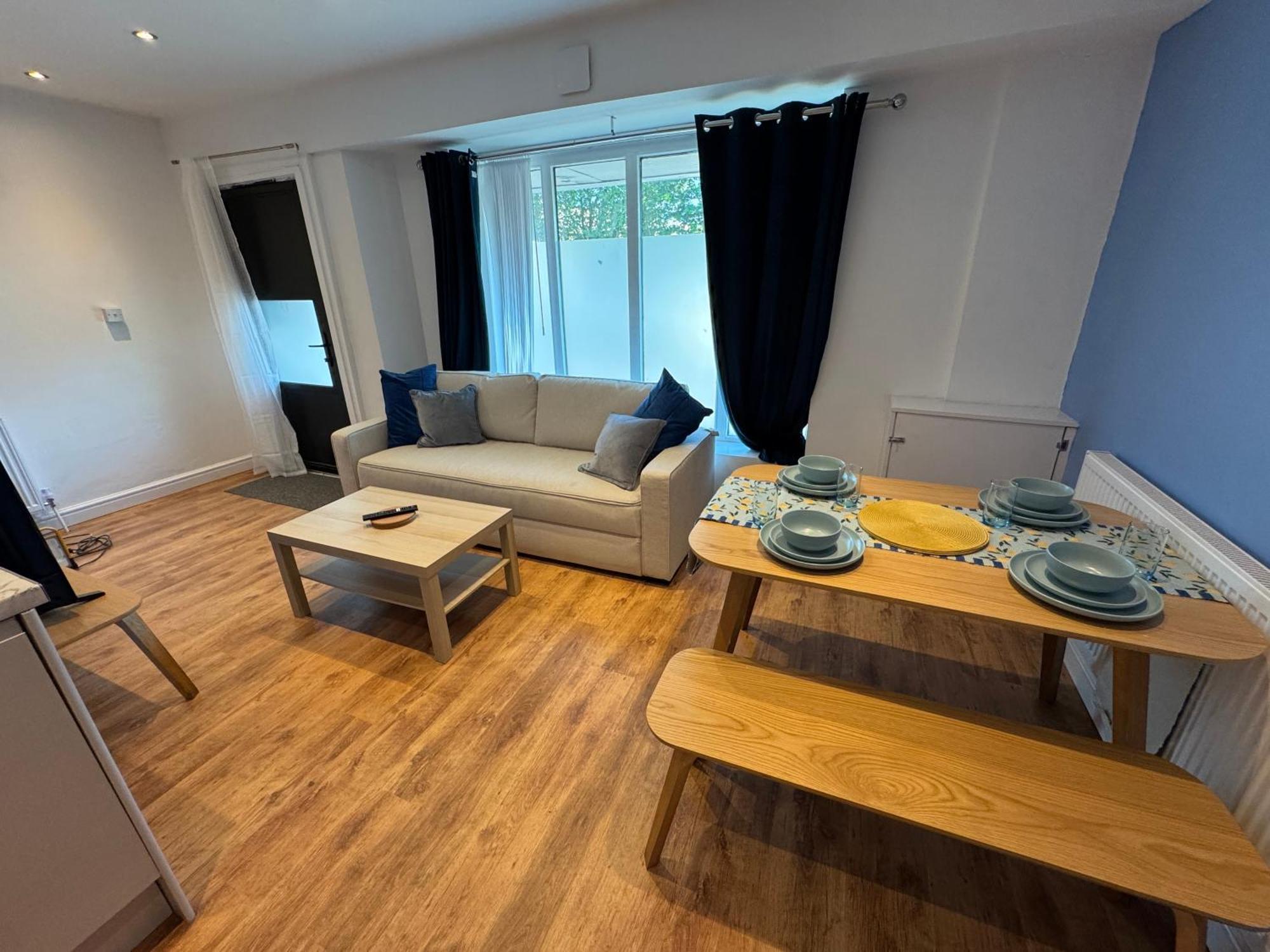 Stretford - Sleeps 6 - Wifi - Parking - Near Stadium Holiday home *