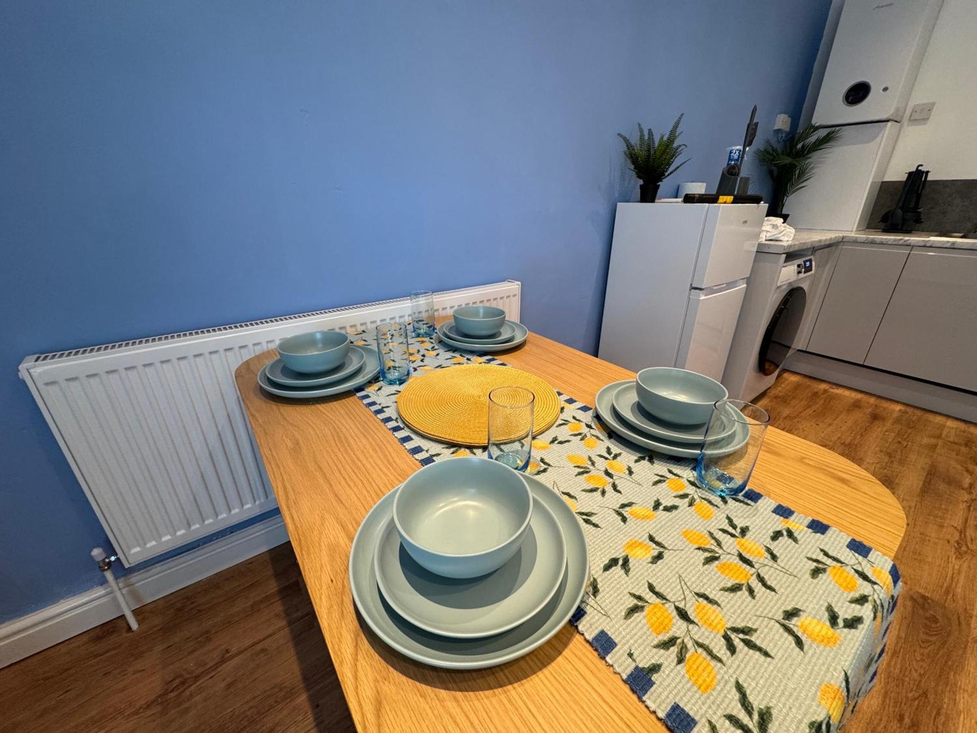 Stretford - Sleeps 6 - Wifi - Parking - Near Stadium