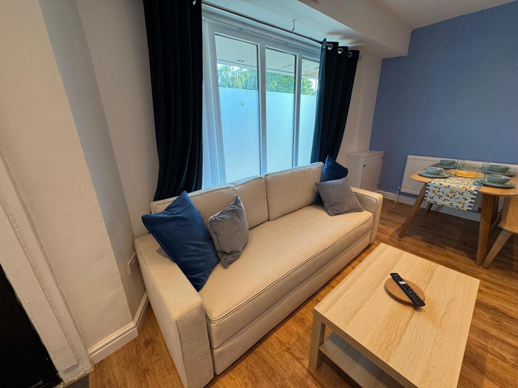 Stretford - Sleeps 6 - Wifi - Parking - Near Stadium Holiday home *
