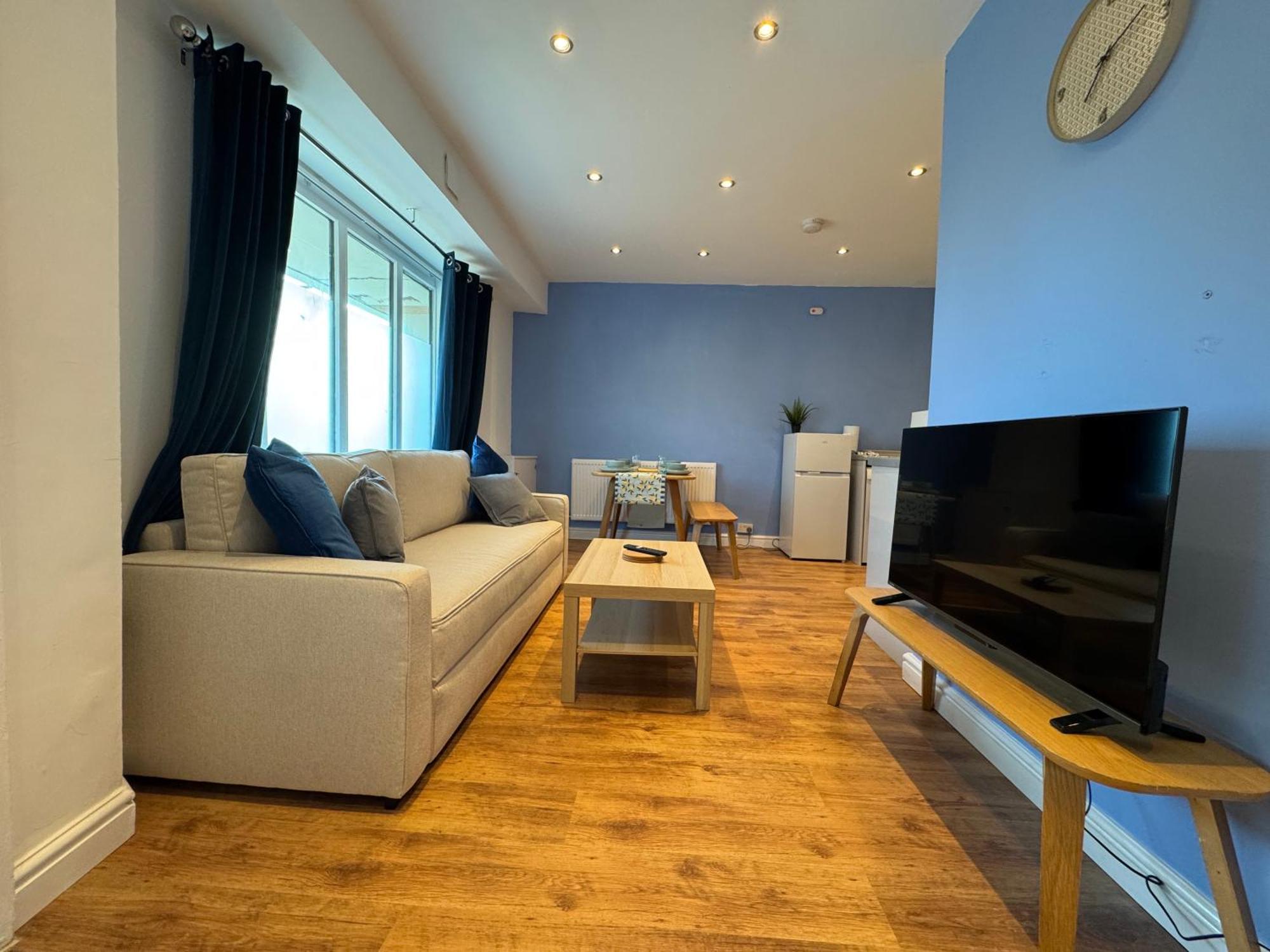 Stretford - Sleeps 6 - Wifi - Parking - Near Stadium Holiday home Manchester
