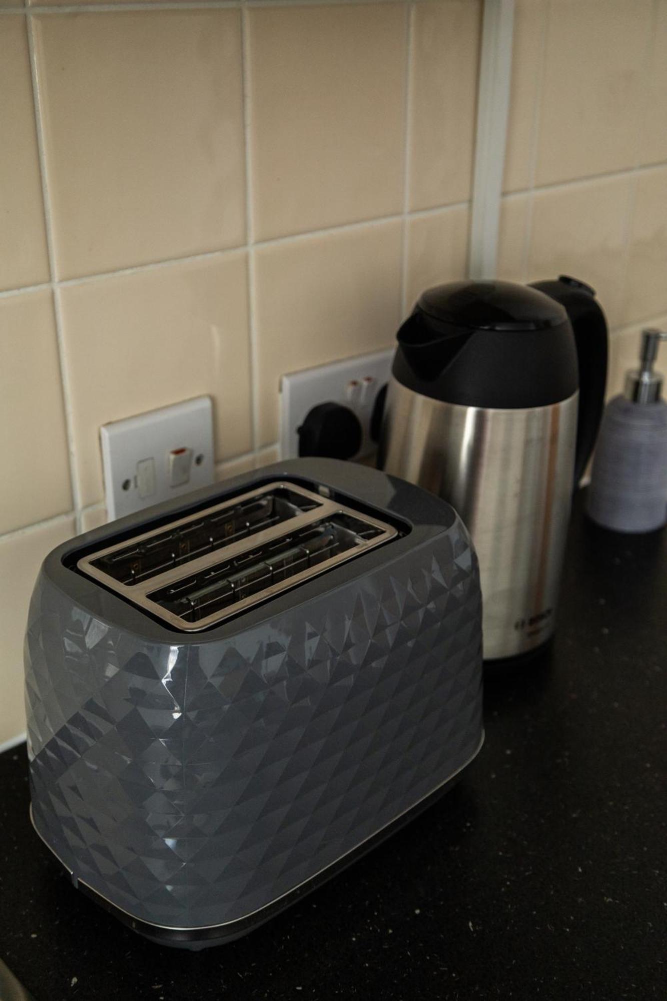 The Trafford Luxe , Garage Parking, Self Check-in Anytime - Perfect For Late Arrivals, Ultra- Fast Wi-fi, 5 Mins To Old Trafford Stadium Apartment Manchester