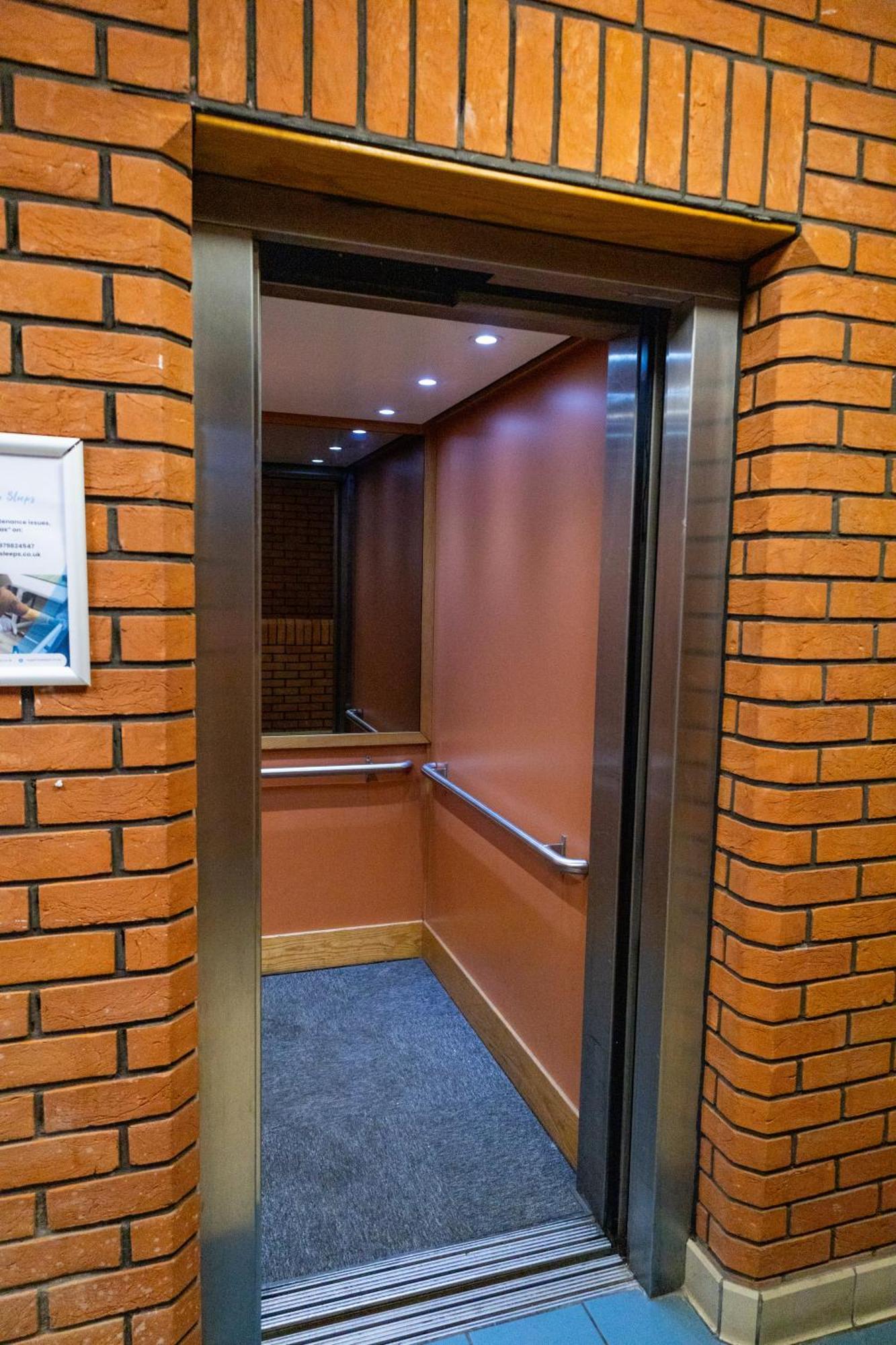 Apartment The Trafford Luxe , Garage Parking, Self Check-in Anytime - Perfect For Late Arrivals, Ultra- Fast Wi-fi, 5 Mins To Old Trafford Stadium Manchester