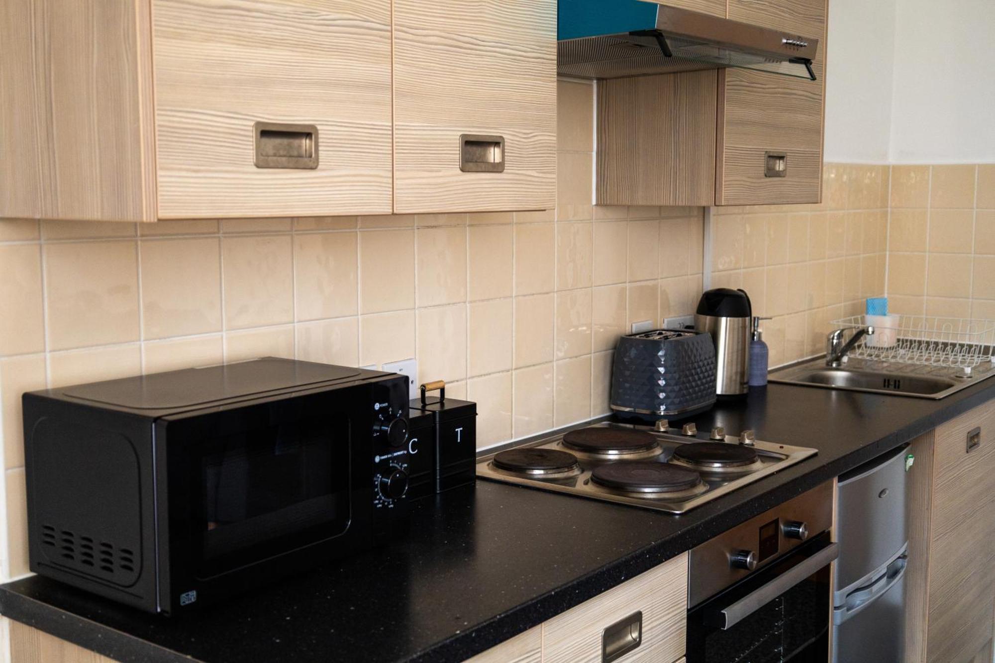 Apartment The Trafford Luxe , Garage Parking, Self Check-in Anytime - Perfect For Late Arrivals, Ultra- Fast Wi-fi, 5 Mins To Old Trafford Stadium Manchester