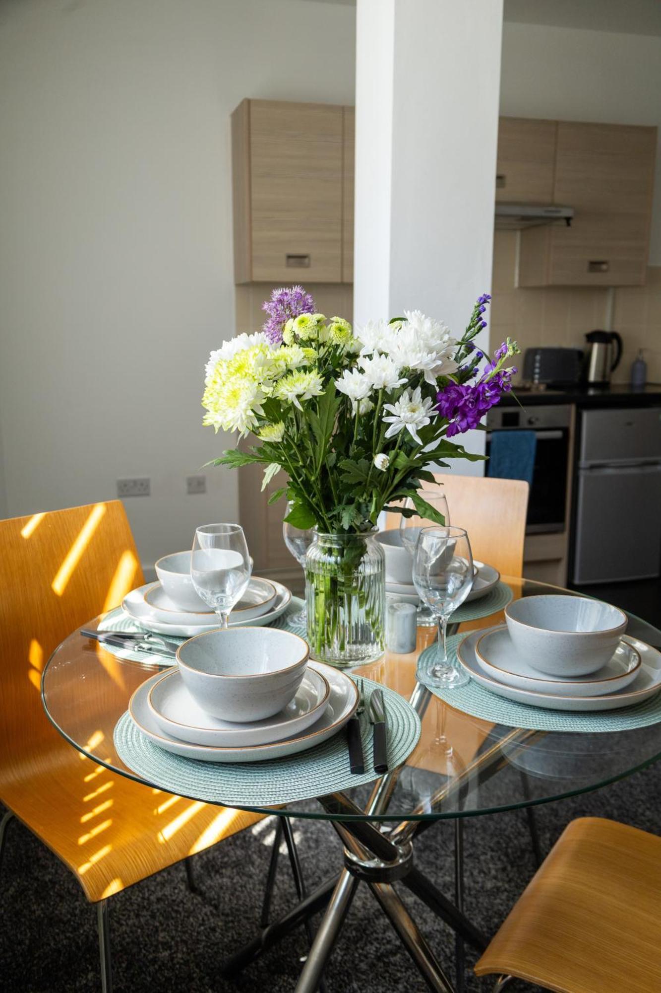 The Trafford Luxe , Garage Parking, Self Check-in Anytime - Perfect For Late Arrivals, Ultra- Fast Wi-fi, 5 Mins To Old Trafford Stadium Apartment Manchester